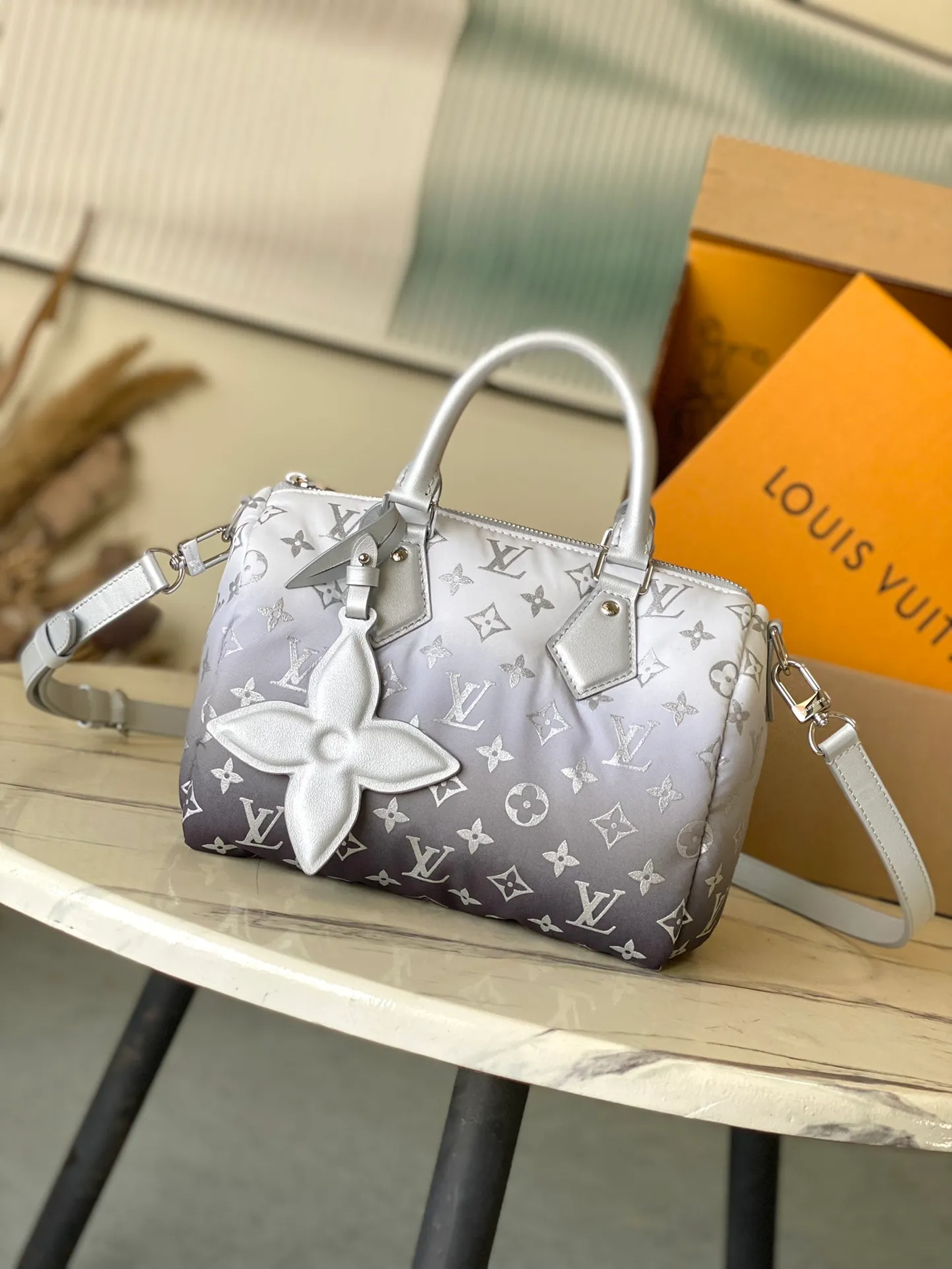 💰1060 Top original order M11848 This Speedy Bandouliere 25 handbag is from the LV Snow series. It uses the new Monogram nylon to render a unique gradient effect, and then uses metal parts and floral decoration to complete the style. The compact shape can easily accommodate daily necessities such as mobile phones, wallets and keys, and the detachable and adjustable shoulder strap allows for a variety of carrying methods. Dimensions: 25 × 19 × 15 cm