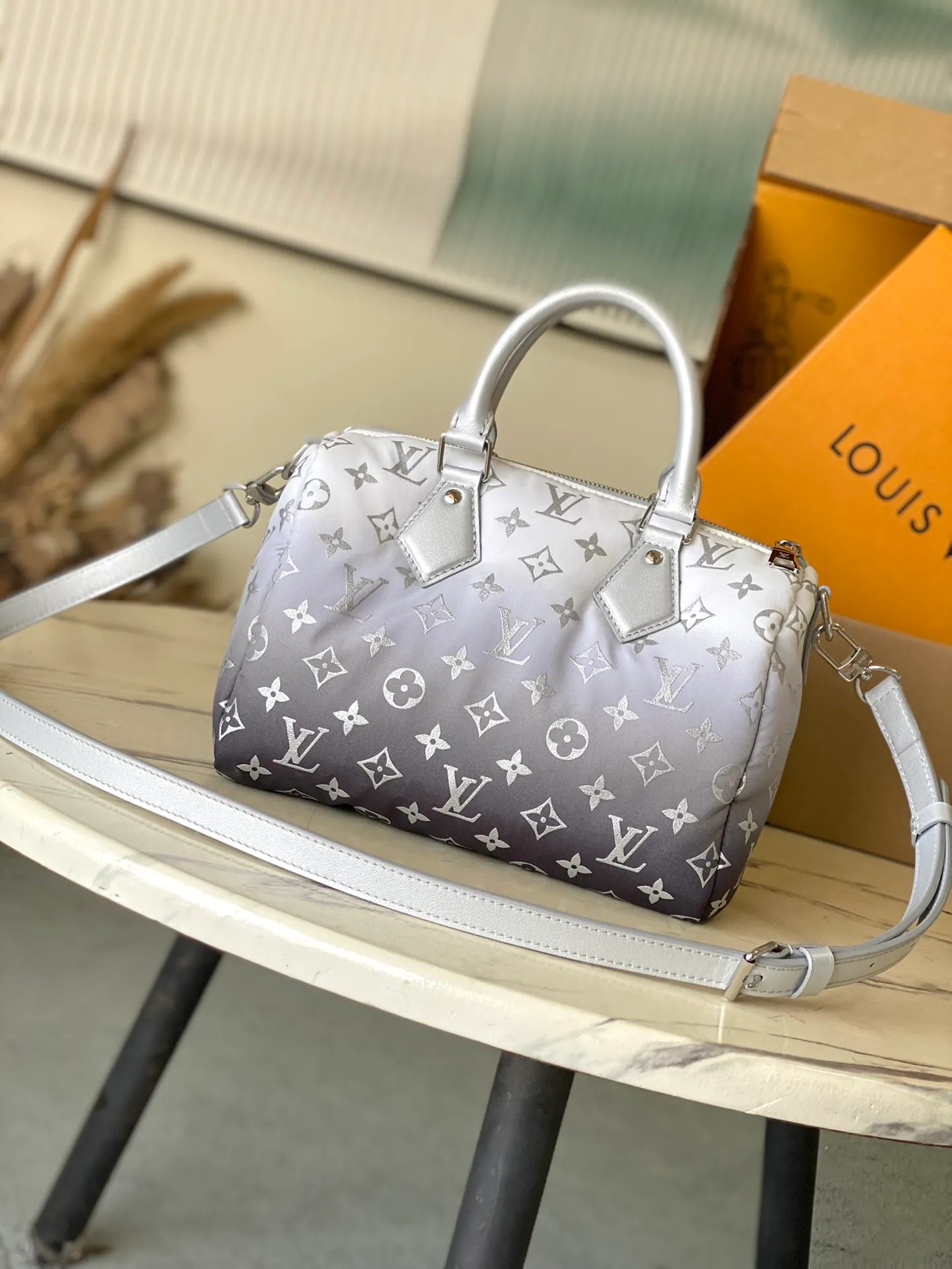💰1060 Top original order M11848 This Speedy Bandouliere 25 handbag is from the LV Snow series. It uses the new Monogram nylon to render a unique gradient effect, and then uses metal parts and floral decoration to complete the style. The compact shape can easily accommodate daily necessities such as mobile phones, wallets and keys, and the detachable and adjustable shoulder strap allows for a variety of carrying methods. Dimensions: 25 × 19 × 15 cm