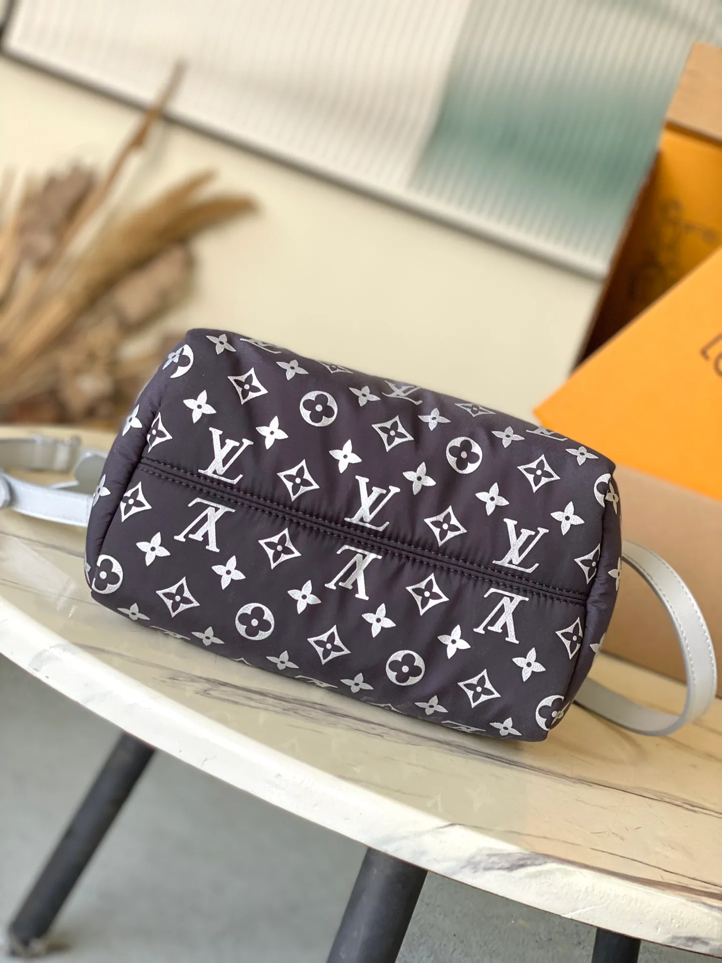 💰1060 Top original order M11848 This Speedy Bandouliere 25 handbag is from the LV Snow series. It uses the new Monogram nylon to render a unique gradient effect, and then uses metal parts and floral decoration to complete the style. The compact shape can easily accommodate daily necessities such as mobile phones, wallets and keys, and the detachable and adjustable shoulder strap allows for a variety of carrying methods. Dimensions: 25 × 19 × 15 cm