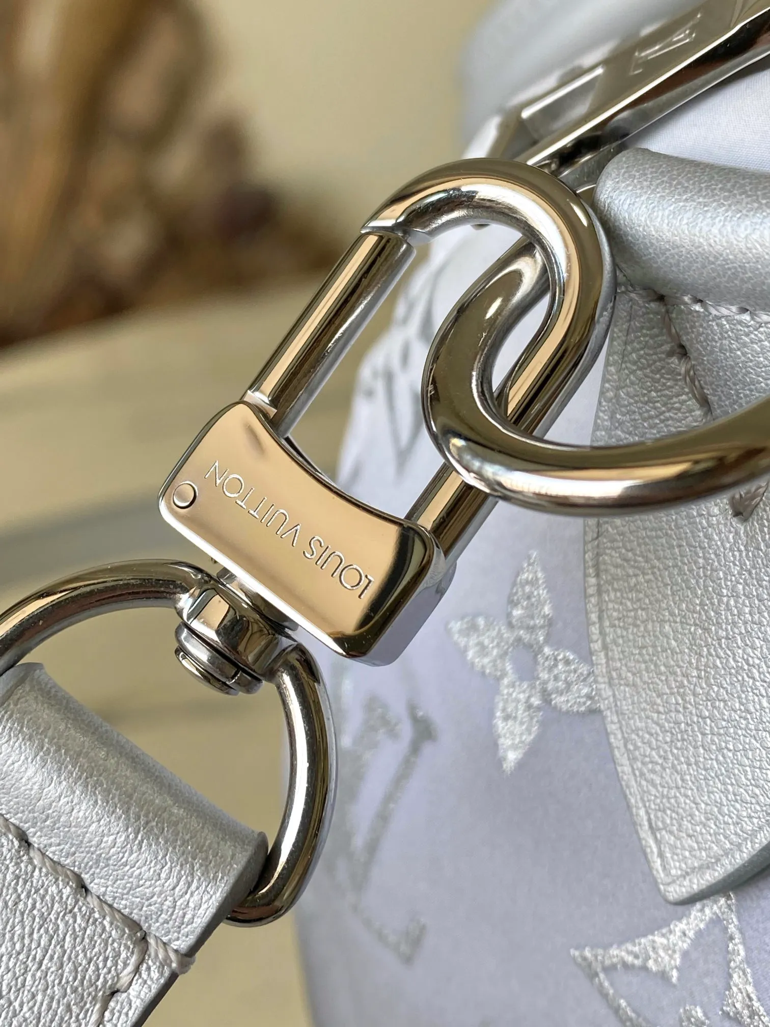 💰1060 Top original order M11848 This Speedy Bandouliere 25 handbag is from the LV Snow series. It uses the new Monogram nylon to render a unique gradient effect, and then uses metal parts and floral decoration to complete the style. The compact shape can easily accommodate daily necessities such as mobile phones, wallets and keys, and the detachable and adjustable shoulder strap allows for a variety of carrying methods. Dimensions: 25 × 19 × 15 cm
