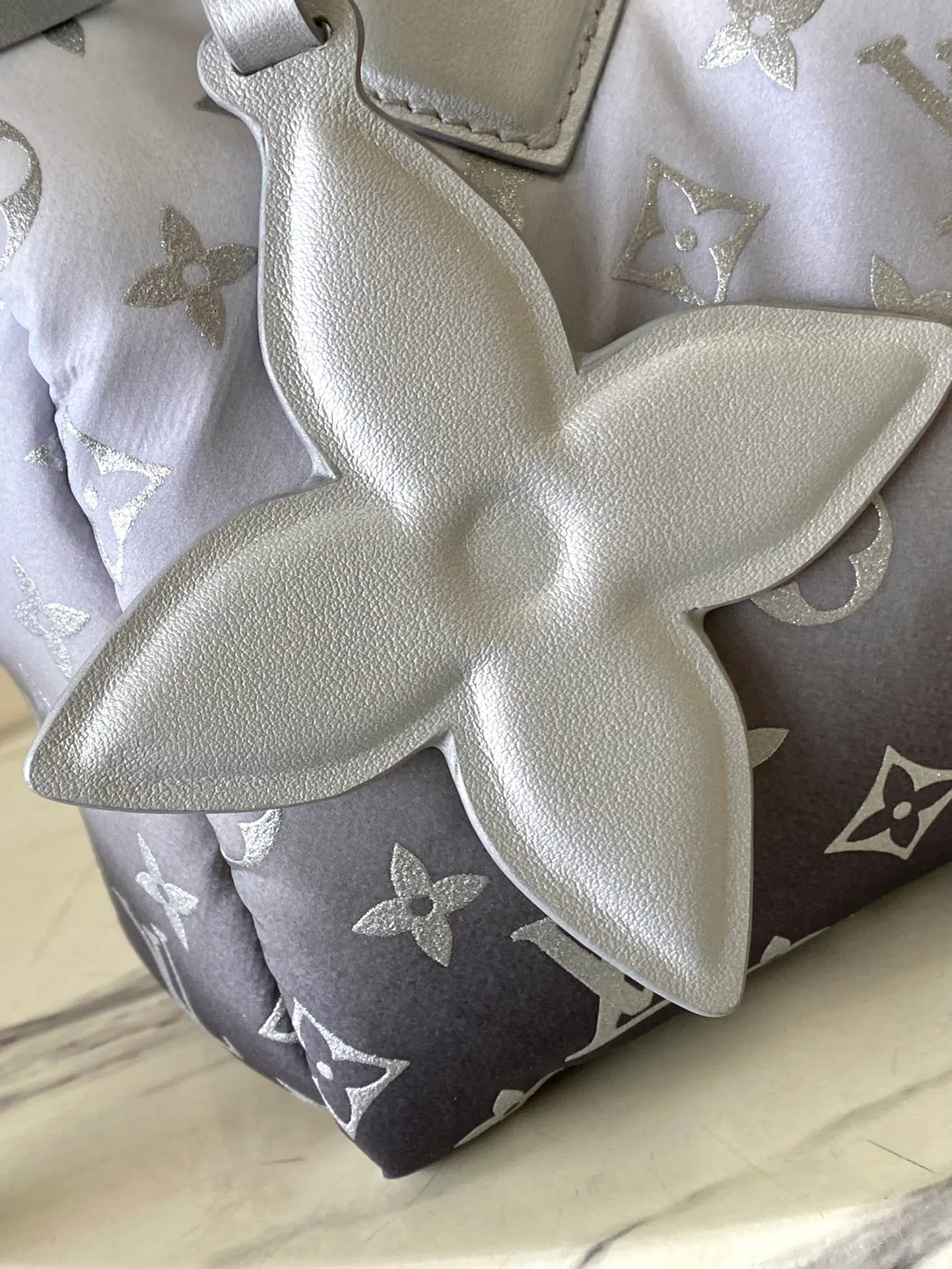 💰1060 Top original order M11848 This Speedy Bandouliere 25 handbag is from the LV Snow series. It uses the new Monogram nylon to render a unique gradient effect, and then uses metal parts and floral decoration to complete the style. The compact shape can easily accommodate daily necessities such as mobile phones, wallets and keys, and the detachable and adjustable shoulder strap allows for a variety of carrying methods. Dimensions: 25 × 19 × 15 cm