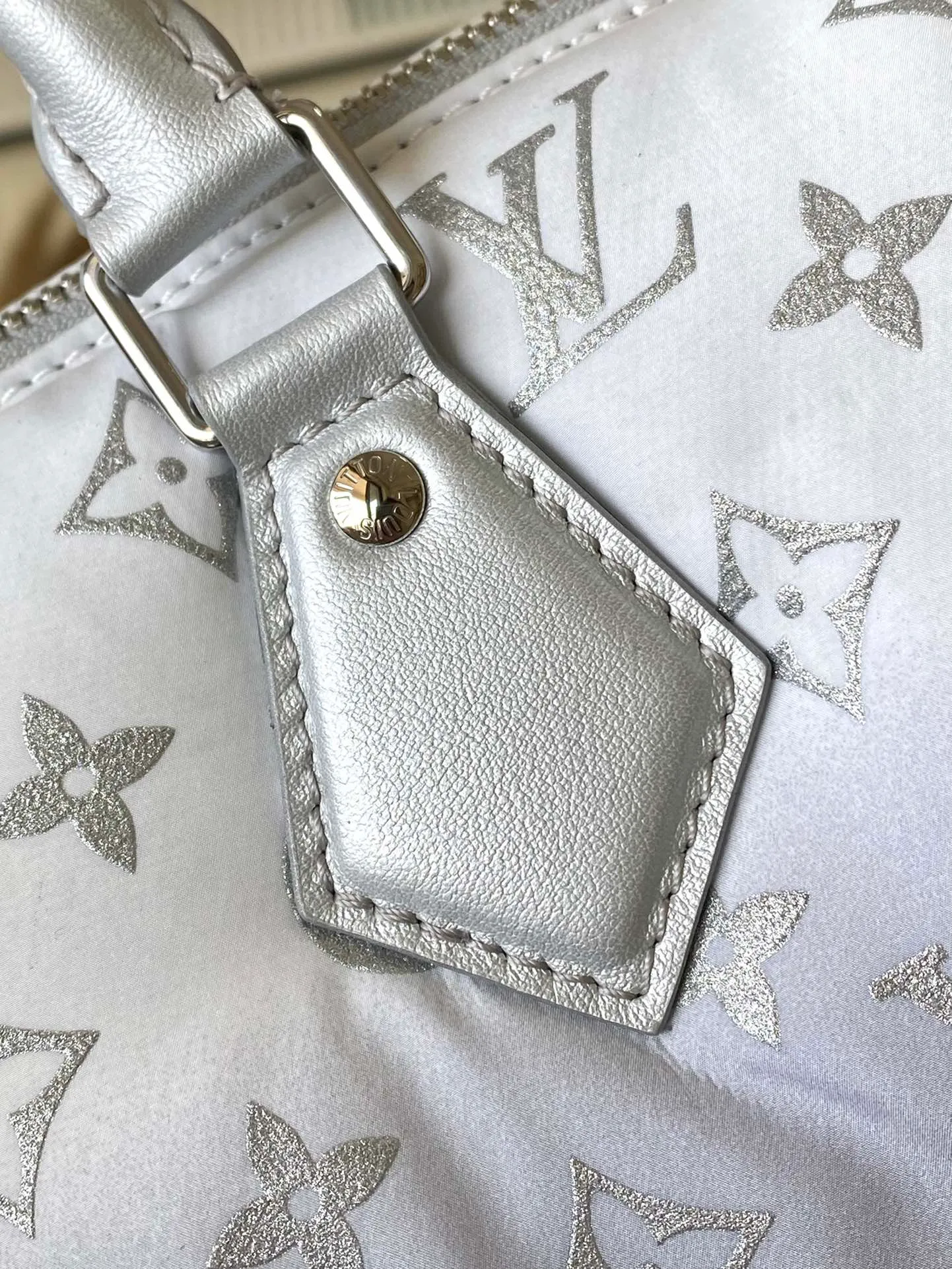 💰1060 Top original order M11848 This Speedy Bandouliere 25 handbag is from the LV Snow series. It uses the new Monogram nylon to render a unique gradient effect, and then uses metal parts and floral decoration to complete the style. The compact shape can easily accommodate daily necessities such as mobile phones, wallets and keys, and the detachable and adjustable shoulder strap allows for a variety of carrying methods. Dimensions: 25 × 19 × 15 cm