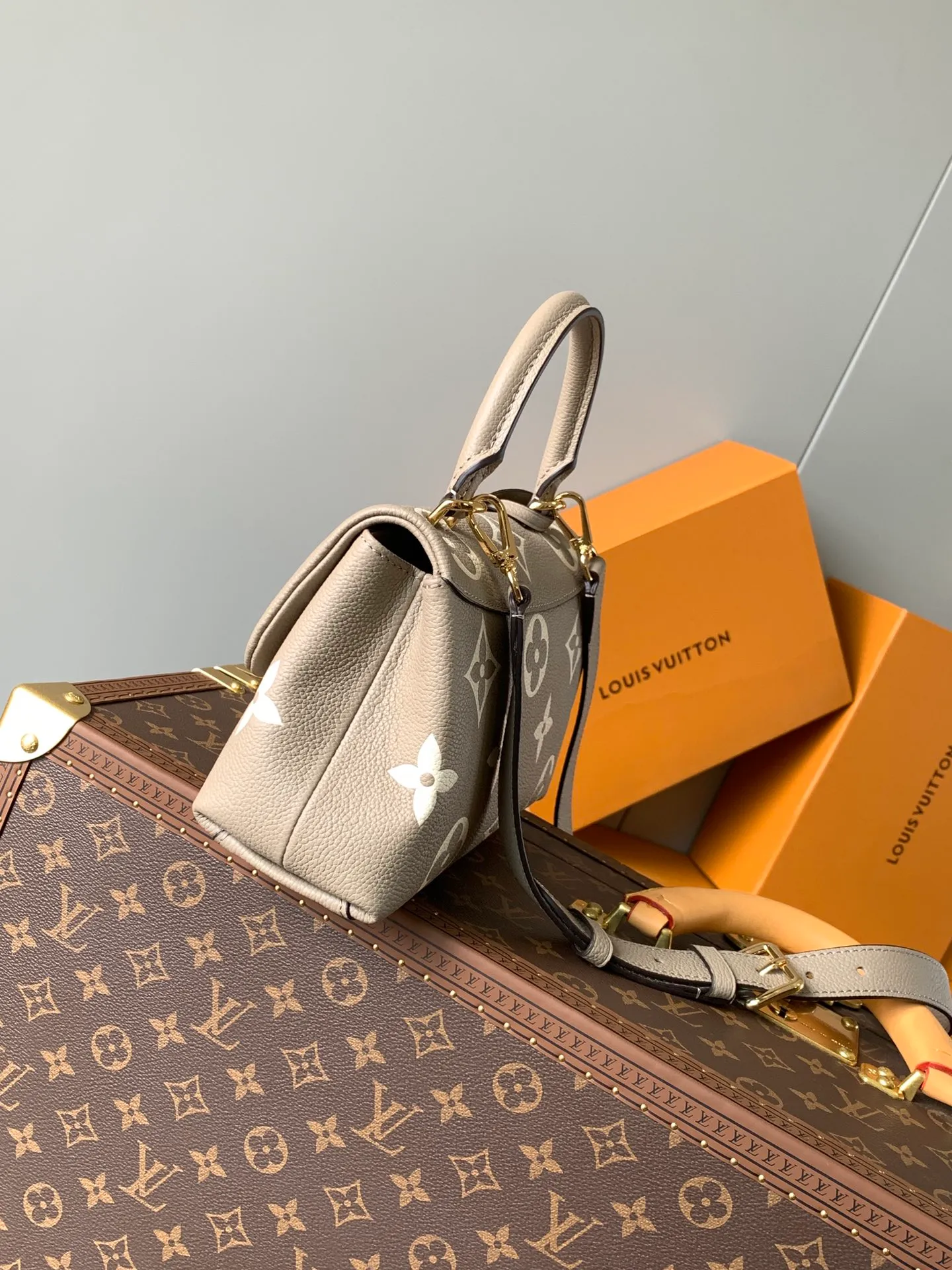 💰1040 (top layer leather) top quality original order, transcoding chip M46041 gray silk screen small size This Madeleine BB handbag is made of Monogram Empreinte embossed leather, with classic S-lock lock and leather key bag. The handle design makes it easy to carry by hand or elbow, and the detachable shoulder strap allows for shoulder or cross-body wear options. The exquisite design can accommodate daily necessities such as wallets, keys, and mobile phones. Dimensions: 24.0 x 17.0 x 8.5 cm (length x height x width)