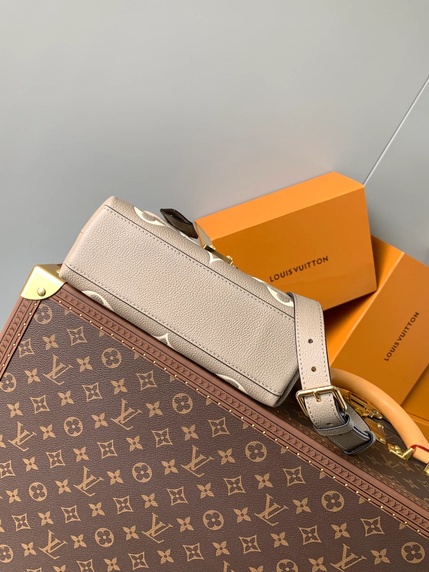 💰1040 (top layer leather) top quality original order, transcoding chip M46041 gray silk screen small size This Madeleine BB handbag is made of Monogram Empreinte embossed leather, with classic S-lock lock and leather key bag. The handle design makes it easy to carry by hand or elbow, and the detachable shoulder strap allows for shoulder or cross-body wear options. The exquisite design can accommodate daily necessities such as wallets, keys, and mobile phones. Dimensions: 24.0 x 17.0 x 8.5 cm (length x height x width)