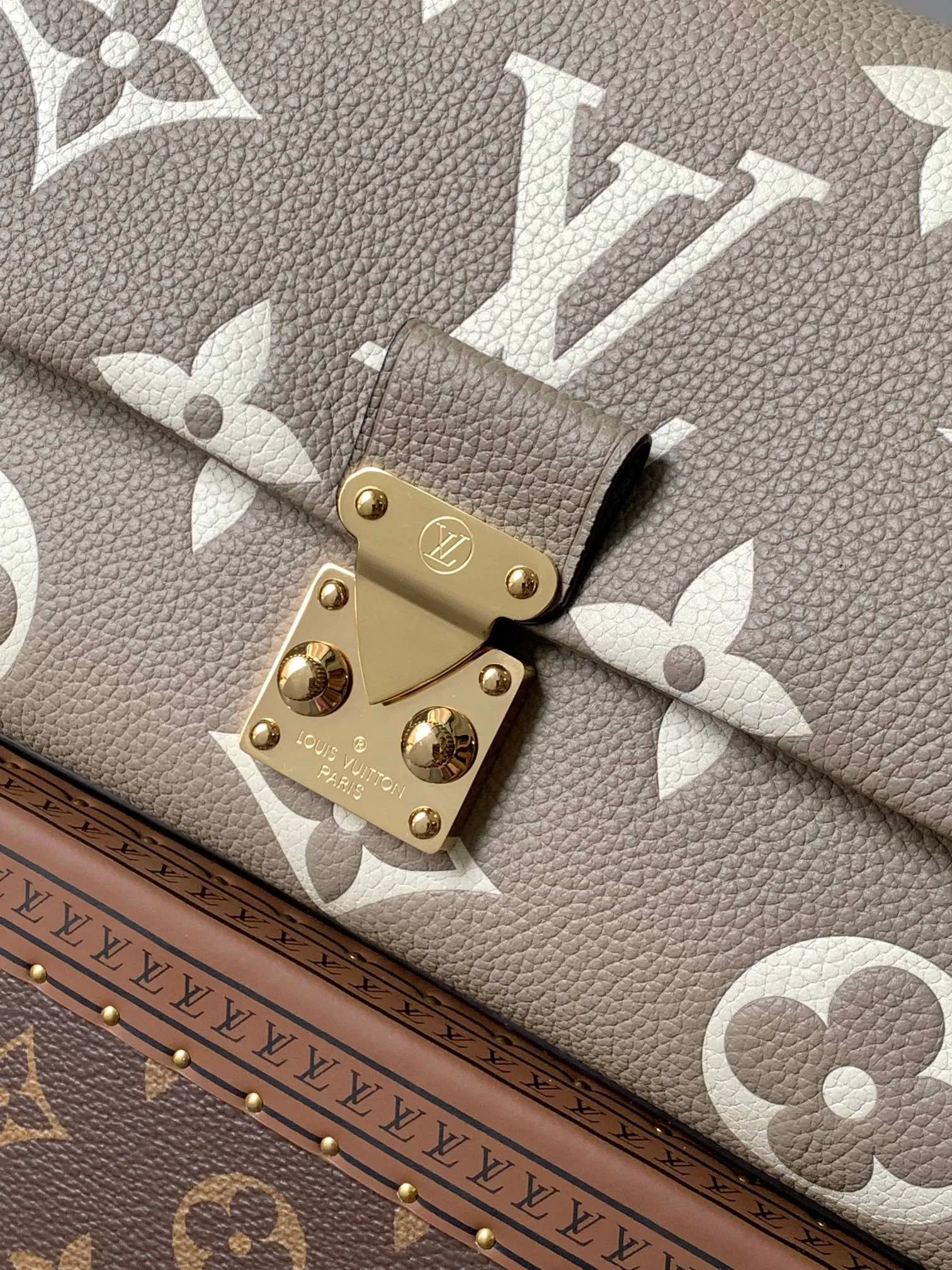 💰1040 (top layer leather) top quality original order, transcoding chip M46041 gray silk screen small size This Madeleine BB handbag is made of Monogram Empreinte embossed leather, with classic S-lock lock and leather key bag. The handle design makes it easy to carry by hand or elbow, and the detachable shoulder strap allows for shoulder or cross-body wear options. The exquisite design can accommodate daily necessities such as wallets, keys, and mobile phones. Dimensions: 24.0 x 17.0 x 8.5 cm (length x height x width)