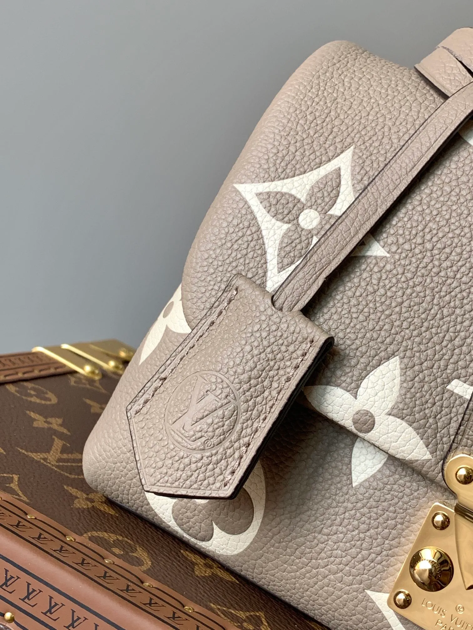 💰1040 (top layer leather) top quality original order, transcoding chip M46041 gray silk screen small size This Madeleine BB handbag is made of Monogram Empreinte embossed leather, with classic S-lock lock and leather key bag. The handle design makes it easy to carry by hand or elbow, and the detachable shoulder strap allows for shoulder or cross-body wear options. The exquisite design can accommodate daily necessities such as wallets, keys, and mobile phones. Dimensions: 24.0 x 17.0 x 8.5 cm (length x height x width)