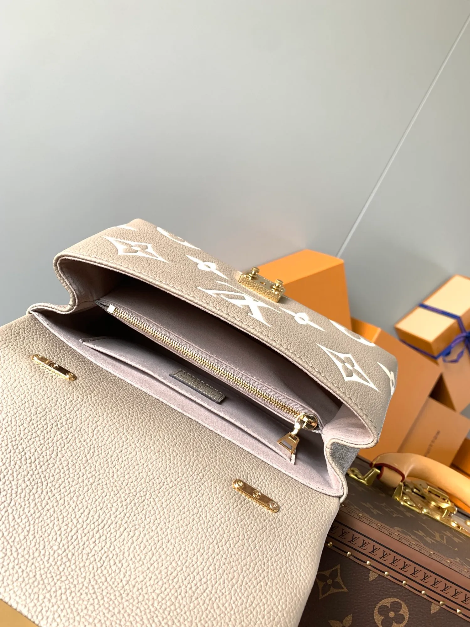 💰1040 (top layer leather) top quality original order, transcoding chip M46041 gray silk screen small size This Madeleine BB handbag is made of Monogram Empreinte embossed leather, with classic S-lock lock and leather key bag. The handle design makes it easy to carry by hand or elbow, and the detachable shoulder strap allows for shoulder or cross-body wear options. The exquisite design can accommodate daily necessities such as wallets, keys, and mobile phones. Dimensions: 24.0 x 17.0 x 8.5 cm (length x height x width)