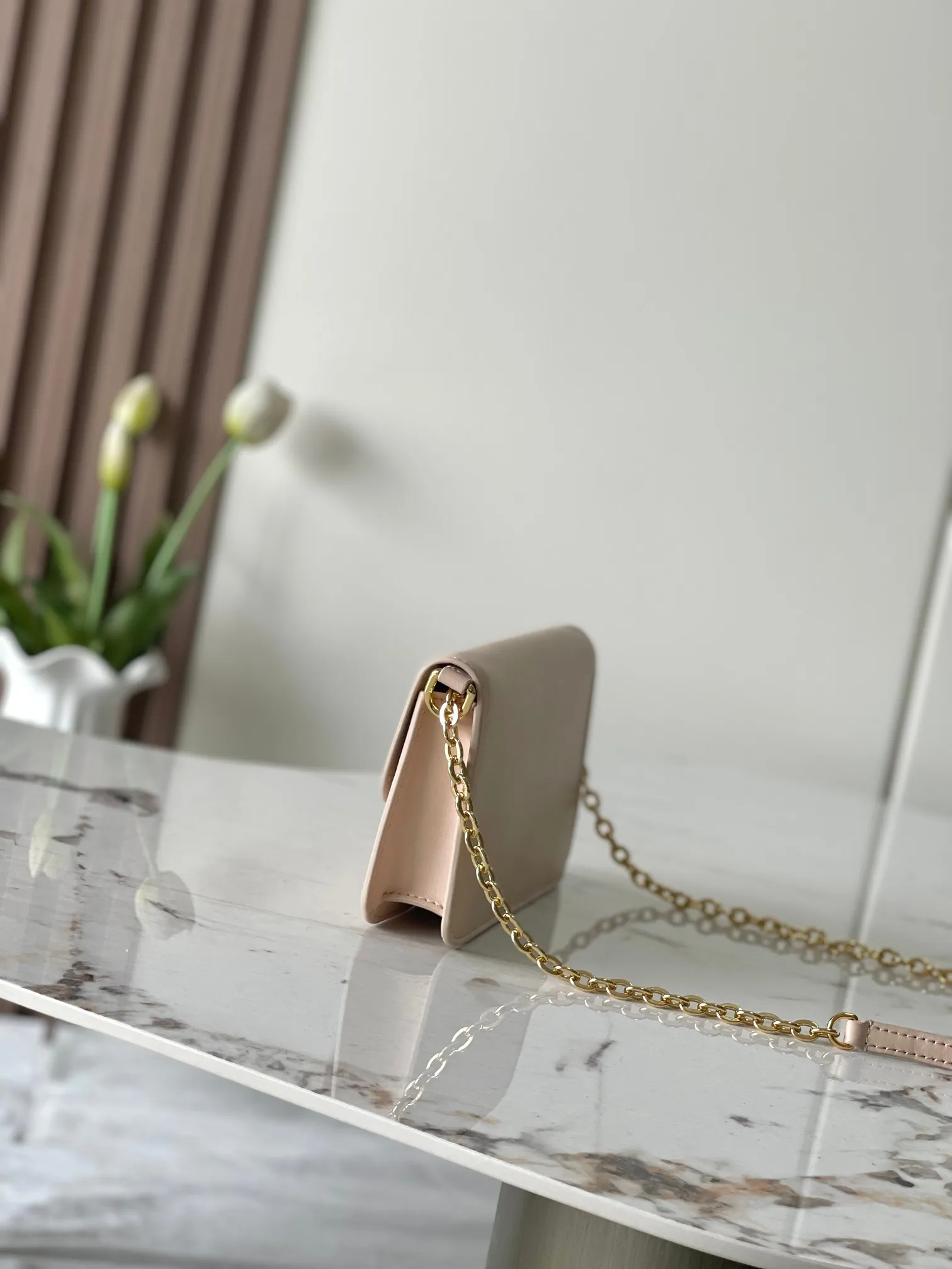 💰860 (top layer leather) top original single 163c01 chip M14564 black M14547 blue M14581 apricot M14548 rose authentic development This Wallet On Chain handbag comes from Louis Vuitton's LV Bloom series. It is cut from cow leather in a fashionable and practical configuration. It's decorated with embellishments inspired by the brand's iconic Monogram pattern. There's plenty of space to store a smartphone, and contrasting metal hardware adds an elegant touch. Dimensions: 11.5 x 4 x 20 cm (H x W x Length)