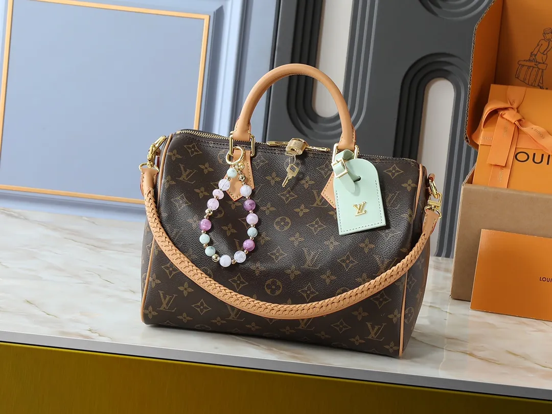 💰260💰Upgraded from the original M15107 M12803 M11945 M12243 M87212 M40391 Speedy Soft 30 Boho handbag is made of classic Monogram coated canvas, with leather lining and zipper inner pocket to inject color contrast. Ostrich leather trim and beaded chains bring the visual focus, while the key holder and address plate are thoughtful details, and the Toron handle allows for a variety of carrying options. Dimensions: 30.0 x 21.0 x 17.0 cm (length x height x width)