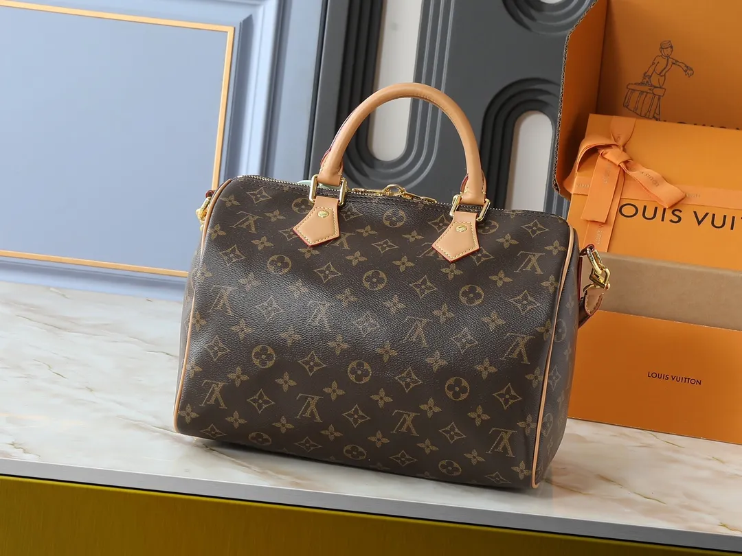 💰260💰Upgraded from the original M15107 M12803 M11945 M12243 M87212 M40391 Speedy Soft 30 Boho handbag is made of classic Monogram coated canvas, with leather lining and zipper inner pocket to inject color contrast. Ostrich leather trim and beaded chains bring the visual focus, while the key holder and address plate are thoughtful details, and the Toron handle allows for a variety of carrying options. Dimensions: 30.0 x 21.0 x 17.0 cm (length x height x width)