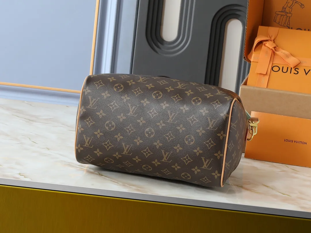 💰260💰Upgraded from the original M15107 M12803 M11945 M12243 M87212 M40391 Speedy Soft 30 Boho handbag is made of classic Monogram coated canvas, with leather lining and zipper inner pocket to inject color contrast. Ostrich leather trim and beaded chains bring the visual focus, while the key holder and address plate are thoughtful details, and the Toron handle allows for a variety of carrying options. Dimensions: 30.0 x 21.0 x 17.0 cm (length x height x width)