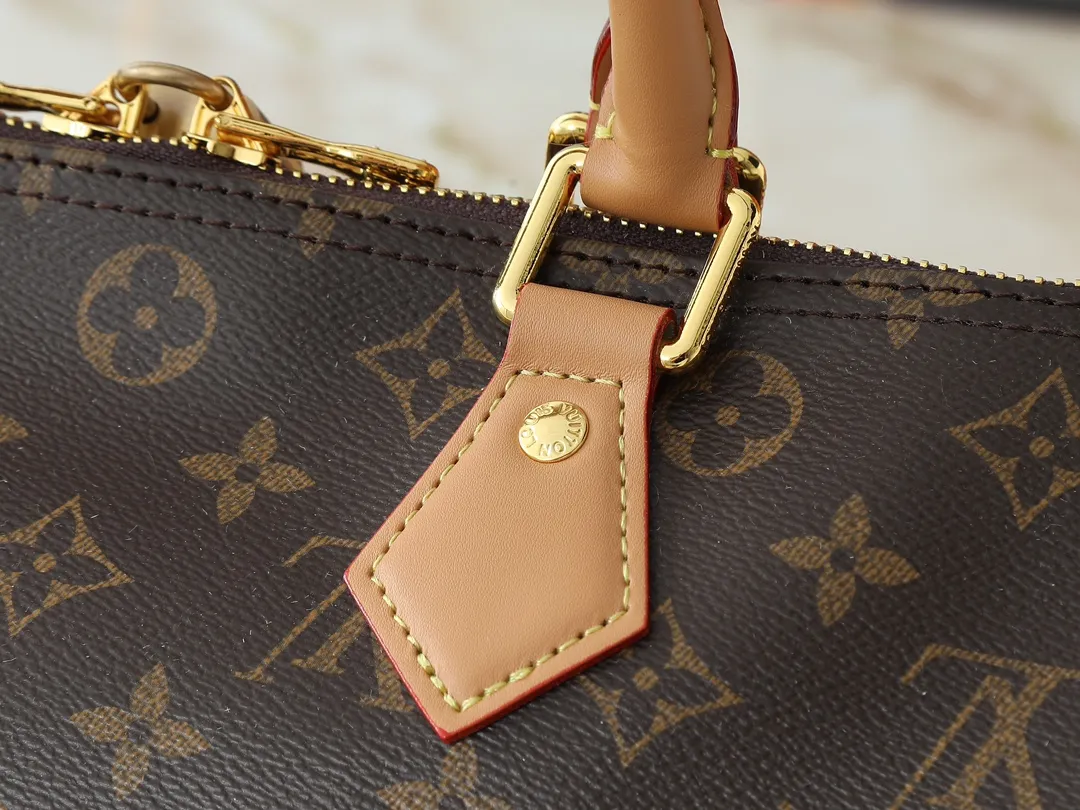 💰260💰Upgraded from the original M15107 M12803 M11945 M12243 M87212 M40391 Speedy Soft 30 Boho handbag is made of classic Monogram coated canvas, with leather lining and zipper inner pocket to inject color contrast. Ostrich leather trim and beaded chains bring the visual focus, while the key holder and address plate are thoughtful details, and the Toron handle allows for a variety of carrying options. Dimensions: 30.0 x 21.0 x 17.0 cm (length x height x width)