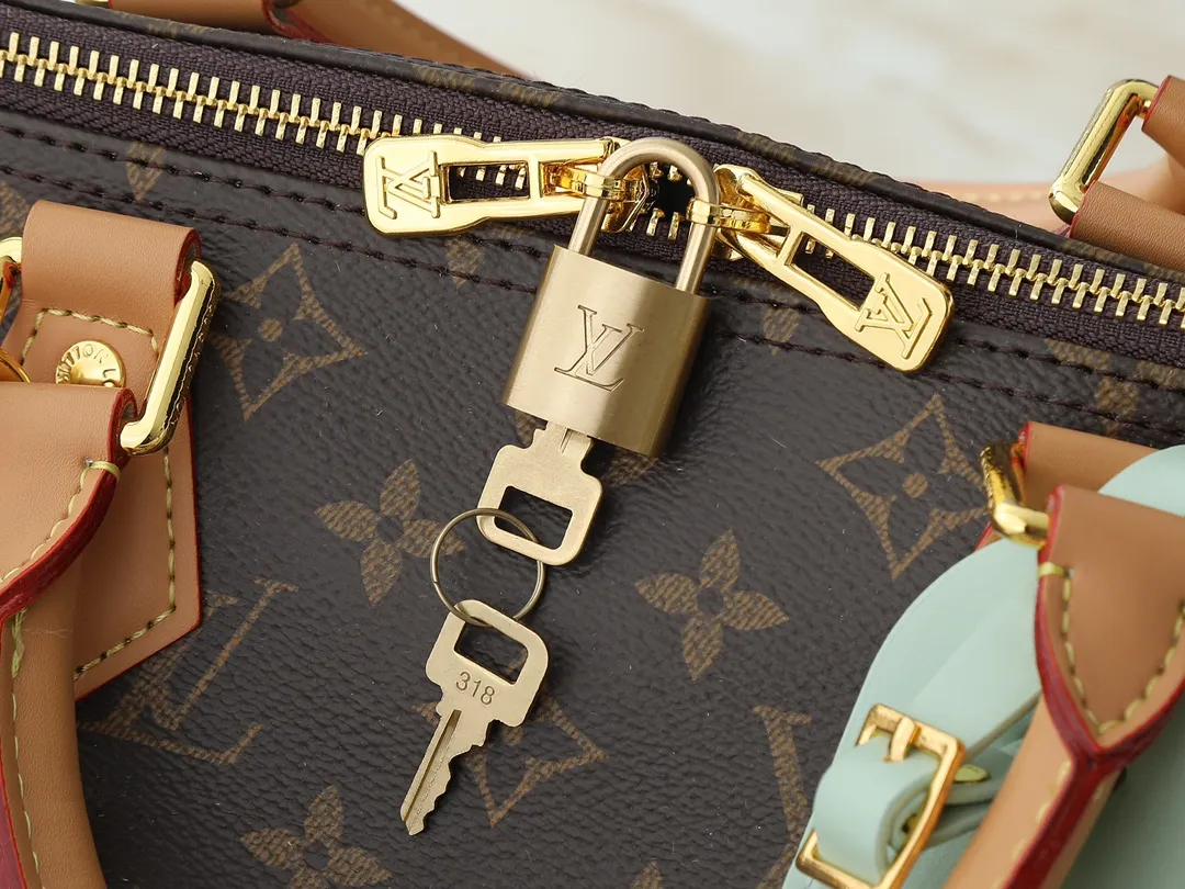 💰260💰Upgraded from the original M15107 M12803 M11945 M12243 M87212 M40391 Speedy Soft 30 Boho handbag is made of classic Monogram coated canvas, with leather lining and zipper inner pocket to inject color contrast. Ostrich leather trim and beaded chains bring the visual focus, while the key holder and address plate are thoughtful details, and the Toron handle allows for a variety of carrying options. Dimensions: 30.0 x 21.0 x 17.0 cm (length x height x width)