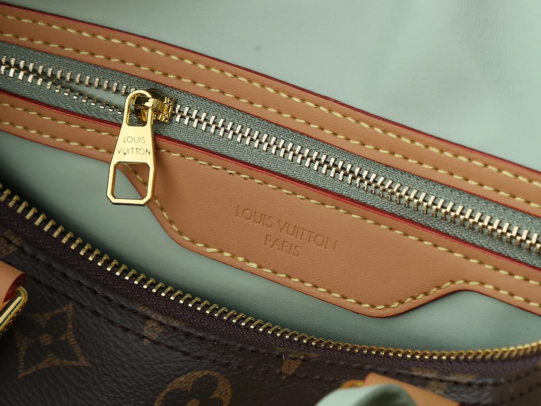 💰260💰Upgraded from the original M15107 M12803 M11945 M12243 M87212 M40391 Speedy Soft 30 Boho handbag is made of classic Monogram coated canvas, with leather lining and zipper inner pocket to inject color contrast. Ostrich leather trim and beaded chains bring the visual focus, while the key holder and address plate are thoughtful details, and the Toron handle allows for a variety of carrying options. Dimensions: 30.0 x 21.0 x 17.0 cm (length x height x width)