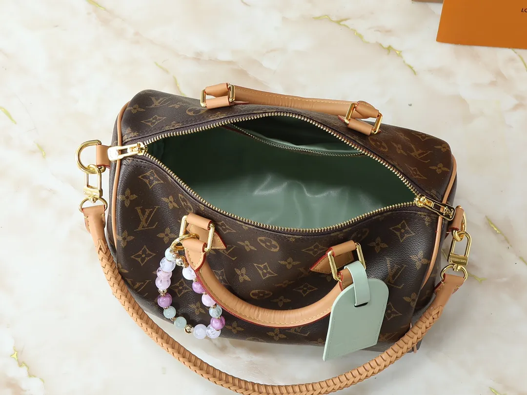 💰260💰Upgraded from the original M15107 M12803 M11945 M12243 M87212 M40391 Speedy Soft 30 Boho handbag is made of classic Monogram coated canvas, with leather lining and zipper inner pocket to inject color contrast. Ostrich leather trim and beaded chains bring the visual focus, while the key holder and address plate are thoughtful details, and the Toron handle allows for a variety of carrying options. Dimensions: 30.0 x 21.0 x 17.0 cm (length x height x width)
