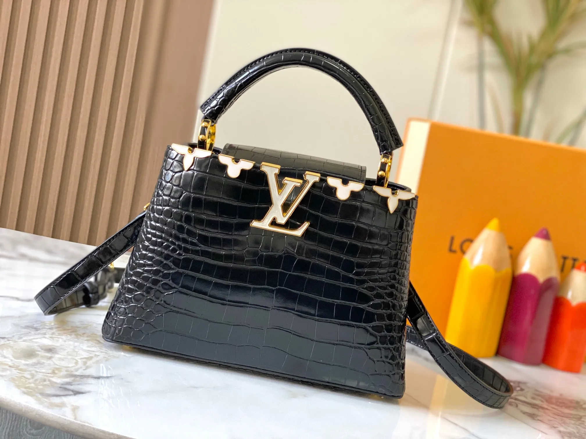 p460【Guangzhou top quality original】M86154 This Capucines BB handbag is made of Monogram crocodile pattern with pointed flowers and decorative lines, with LV letters and woven chains injecting metal edges, and with contrasting leather trims. The flip cover can be placed externally or internally, and the neat inner layer and multiple carrying methods complete the functional details.  27 x 18 x 9 cm (length x height x width)