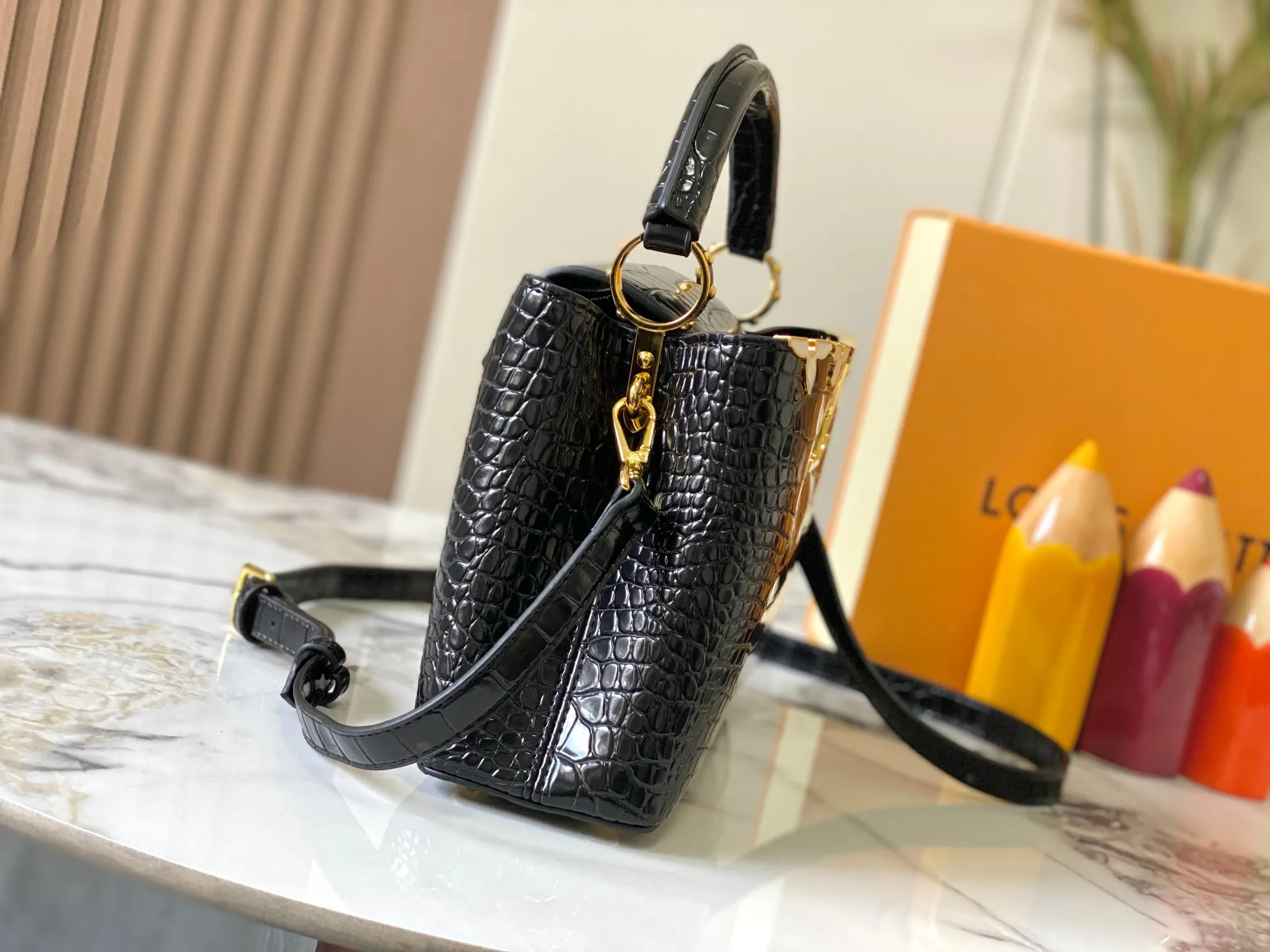 p460【Guangzhou top quality original】M86154 This Capucines BB handbag is made of Monogram crocodile pattern with pointed flowers and decorative lines, with LV letters and woven chains injecting metal edges, and with contrasting leather trims. The flip cover can be placed externally or internally, and the neat inner layer and multiple carrying methods complete the functional details.  27 x 18 x 9 cm (length x height x width)