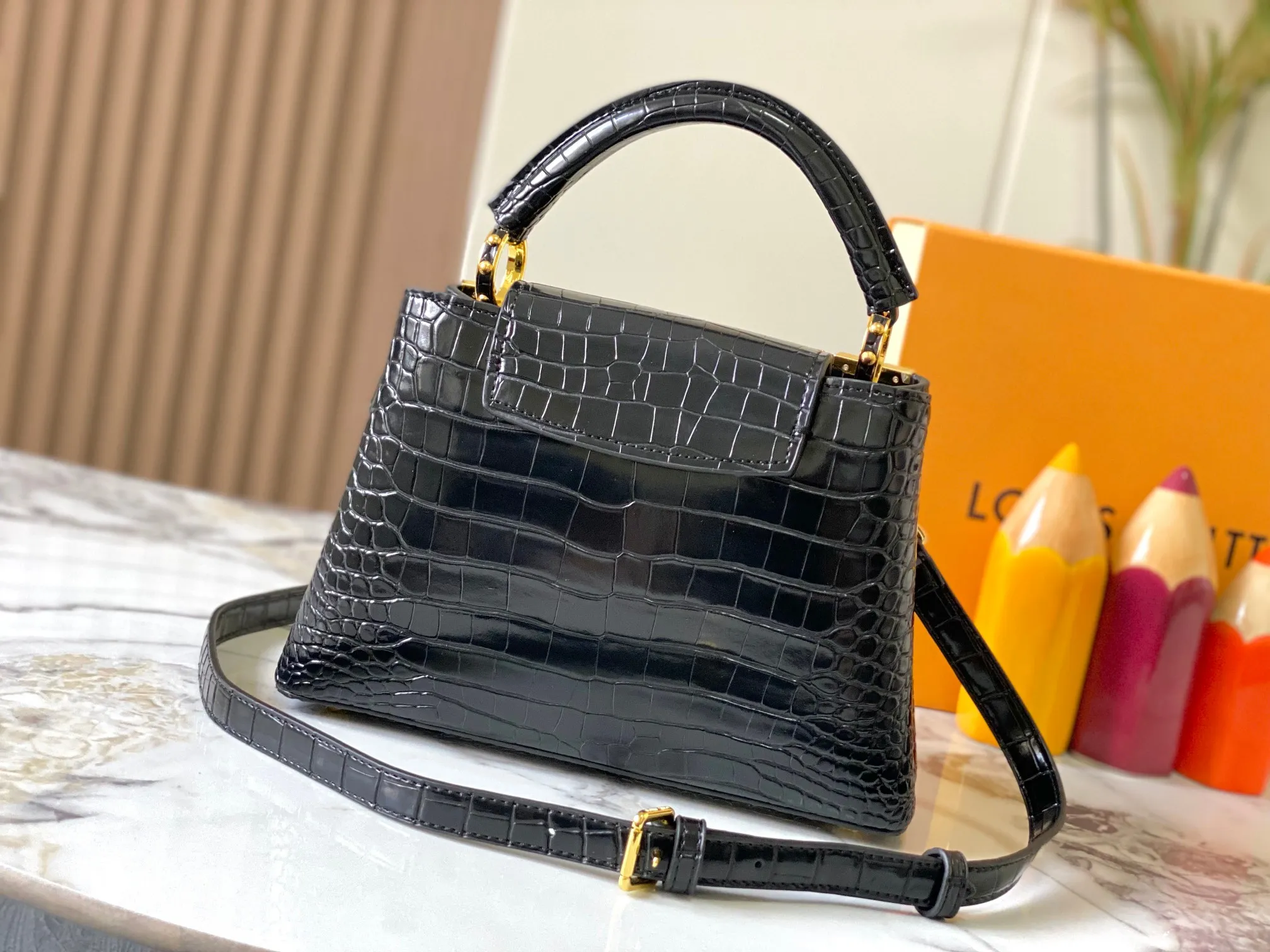 p460【Guangzhou top quality original】M86154 This Capucines BB handbag is made of Monogram crocodile pattern with pointed flowers and decorative lines, with LV letters and woven chains injecting metal edges, and with contrasting leather trims. The flip cover can be placed externally or internally, and the neat inner layer and multiple carrying methods complete the functional details.  27 x 18 x 9 cm (length x height x width)