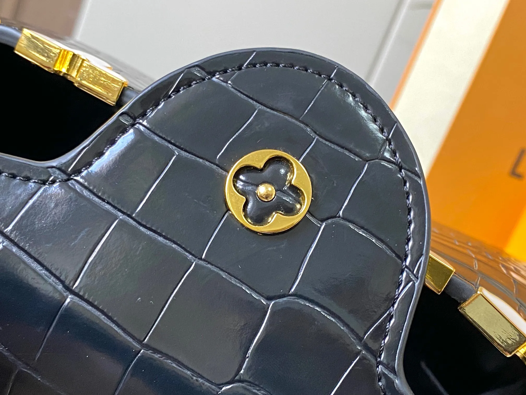 p460【Guangzhou top quality original】M86154 This Capucines BB handbag is made of Monogram crocodile pattern with pointed flowers and decorative lines, with LV letters and woven chains injecting metal edges, and with contrasting leather trims. The flip cover can be placed externally or internally, and the neat inner layer and multiple carrying methods complete the functional details.  27 x 18 x 9 cm (length x height x width)