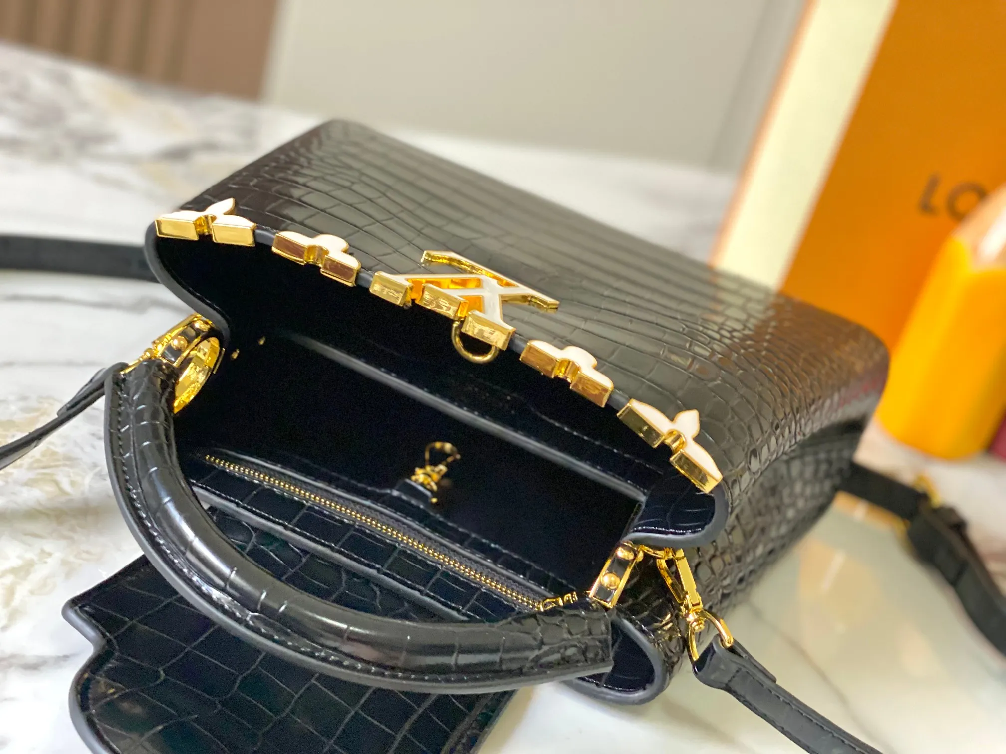 p460【Guangzhou top quality original】M86154 This Capucines BB handbag is made of Monogram crocodile pattern with pointed flowers and decorative lines, with LV letters and woven chains injecting metal edges, and with contrasting leather trims. The flip cover can be placed externally or internally, and the neat inner layer and multiple carrying methods complete the functional details.  27 x 18 x 9 cm (length x height x width)