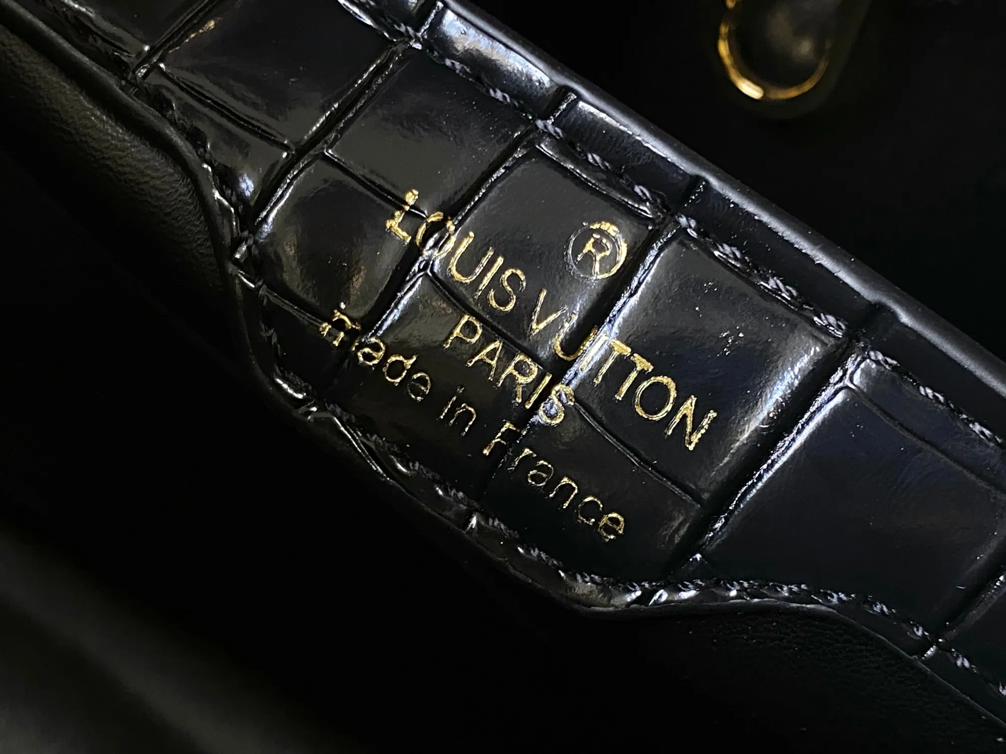 p460【Guangzhou top quality original】M86154 This Capucines BB handbag is made of Monogram crocodile pattern with pointed flowers and decorative lines, with LV letters and woven chains injecting metal edges, and with contrasting leather trims. The flip cover can be placed externally or internally, and the neat inner layer and multiple carrying methods complete the functional details.  27 x 18 x 9 cm (length x height x width)