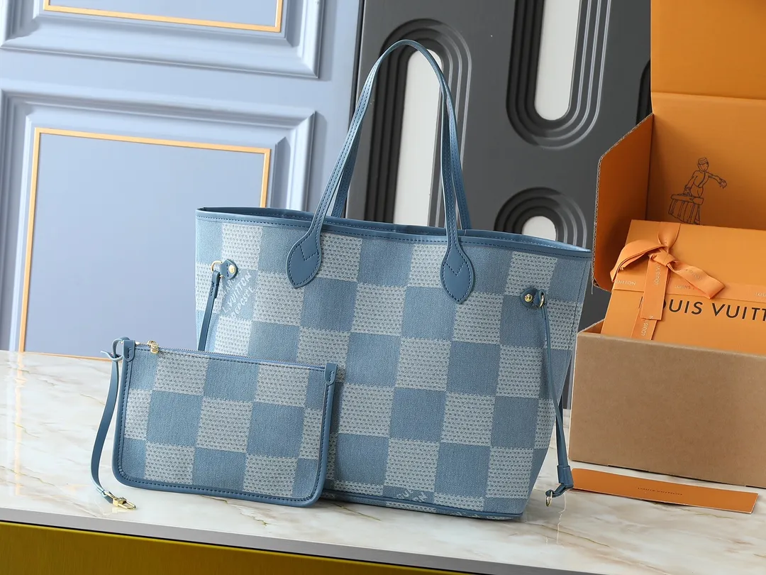 💰280💰Upgraded from the original M13192 M40995, this medium-sized Neverfull handbag is made of Monogram denim embellished with cow leather trim. The adjustable straps on the side can flexibly tighten the silhouette, making it a classic choice for urban travel. Plenty of space can easily store a 13-inch laptop, and multiple pockets such as a detachable zipper bag complete the functionality. Dimensions: 31.0 x 28.0 x 14.0 cm (length x height x width)