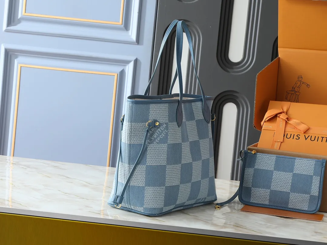 💰280💰Upgraded from the original M13192 M40995, this medium-sized Neverfull handbag is made of Monogram denim embellished with cow leather trim. The adjustable straps on the side can flexibly tighten the silhouette, making it a classic choice for urban travel. Plenty of space can easily store a 13-inch laptop, and multiple pockets such as a detachable zipper bag complete the functionality. Dimensions: 31.0 x 28.0 x 14.0 cm (length x height x width)