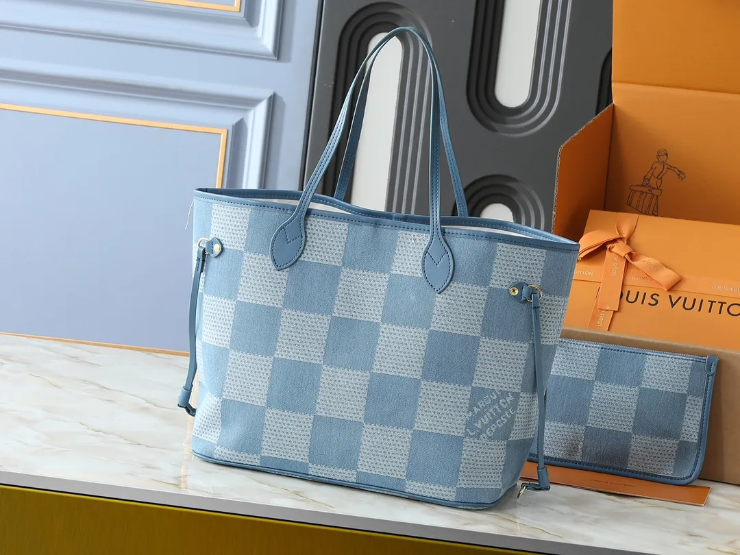 💰280💰Upgraded from the original M13192 M40995, this medium-sized Neverfull handbag is made of Monogram denim embellished with cow leather trim. The adjustable straps on the side can flexibly tighten the silhouette, making it a classic choice for urban travel. Plenty of space can easily store a 13-inch laptop, and multiple pockets such as a detachable zipper bag complete the functionality. Dimensions: 31.0 x 28.0 x 14.0 cm (length x height x width)
