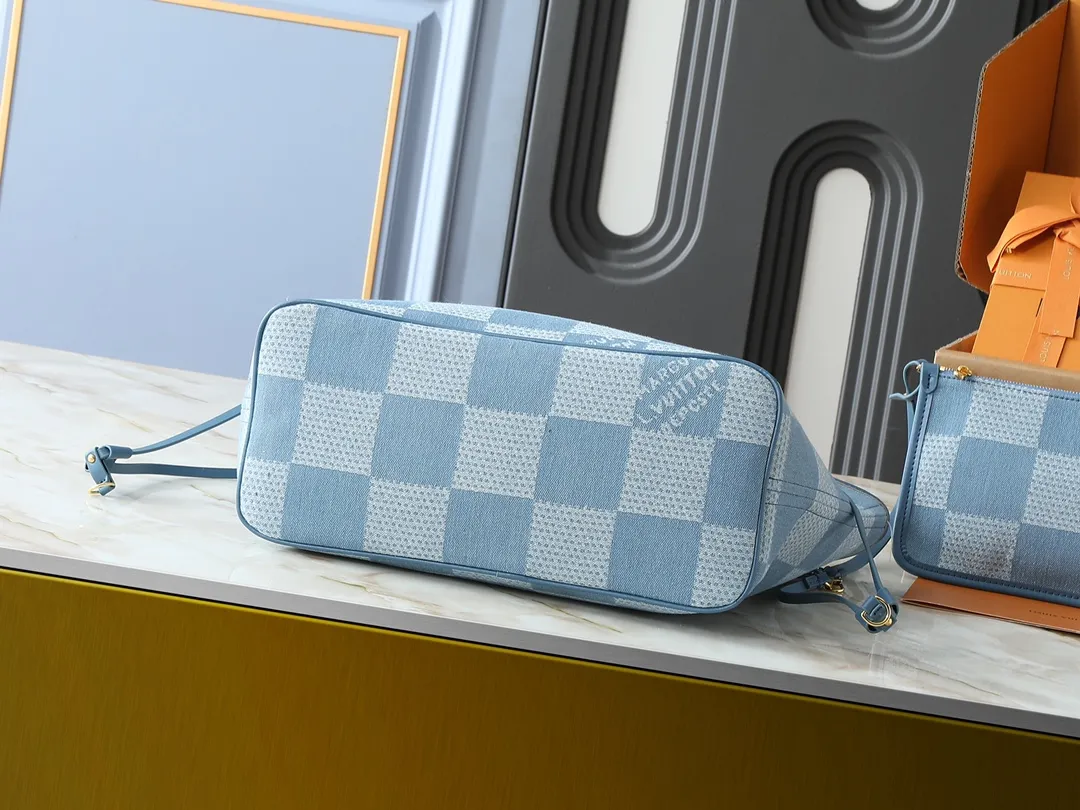 💰280💰Upgraded from the original M13192 M40995, this medium-sized Neverfull handbag is made of Monogram denim embellished with cow leather trim. The adjustable straps on the side can flexibly tighten the silhouette, making it a classic choice for urban travel. Plenty of space can easily store a 13-inch laptop, and multiple pockets such as a detachable zipper bag complete the functionality. Dimensions: 31.0 x 28.0 x 14.0 cm (length x height x width)