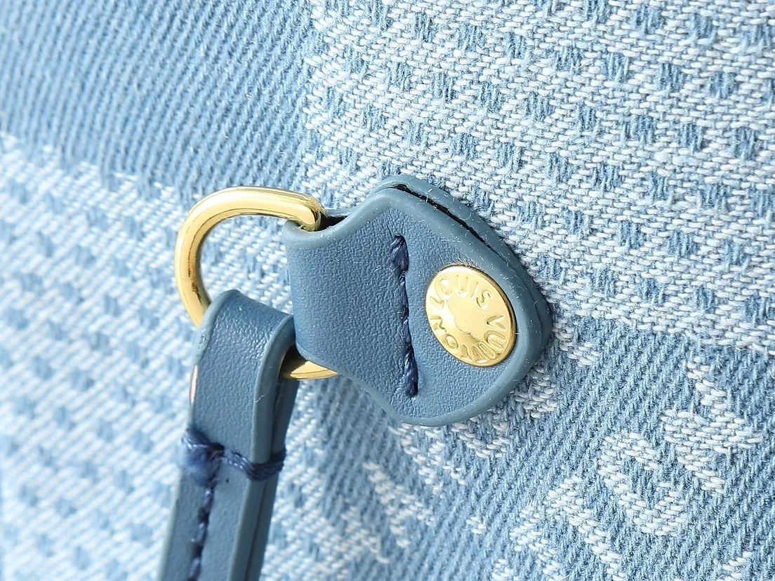 💰280💰Upgraded from the original M13192 M40995, this medium-sized Neverfull handbag is made of Monogram denim embellished with cow leather trim. The adjustable straps on the side can flexibly tighten the silhouette, making it a classic choice for urban travel. Plenty of space can easily store a 13-inch laptop, and multiple pockets such as a detachable zipper bag complete the functionality. Dimensions: 31.0 x 28.0 x 14.0 cm (length x height x width)