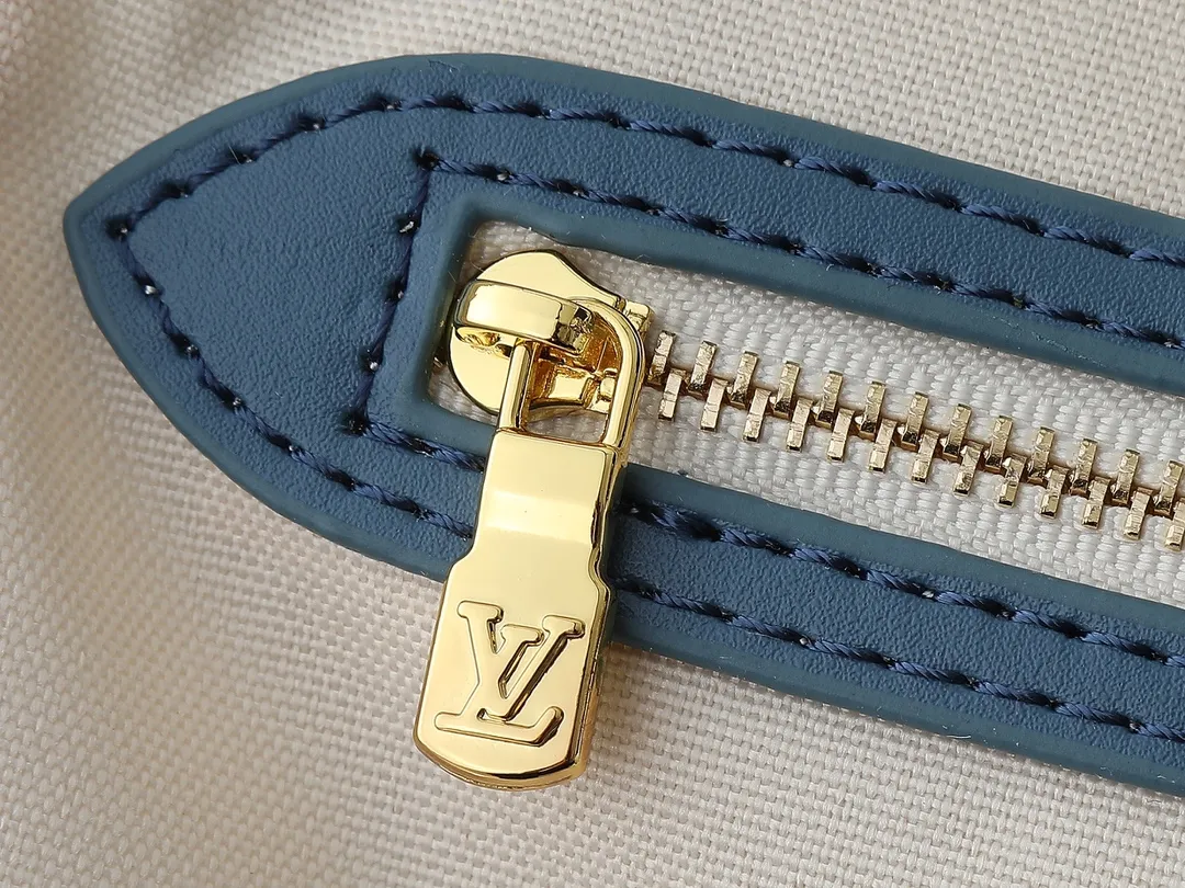💰280💰Upgraded from the original M13192 M40995, this medium-sized Neverfull handbag is made of Monogram denim embellished with cow leather trim. The adjustable straps on the side can flexibly tighten the silhouette, making it a classic choice for urban travel. Plenty of space can easily store a 13-inch laptop, and multiple pockets such as a detachable zipper bag complete the functionality. Dimensions: 31.0 x 28.0 x 14.0 cm (length x height x width)