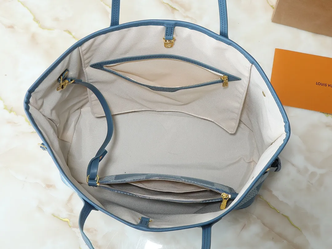 💰280💰Upgraded from the original M13192 M40995, this medium-sized Neverfull handbag is made of Monogram denim embellished with cow leather trim. The adjustable straps on the side can flexibly tighten the silhouette, making it a classic choice for urban travel. Plenty of space can easily store a 13-inch laptop, and multiple pockets such as a detachable zipper bag complete the functionality. Dimensions: 31.0 x 28.0 x 14.0 cm (length x height x width)