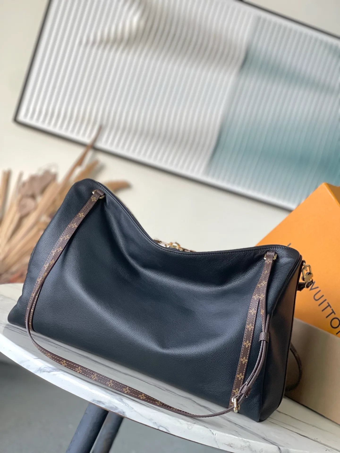 💰1540 (top-grain leather) top original M26037 Express Travel large handbag is made of soft cow leather and Monogram fabric lining to create a soft structure, showing Nicolas Ghesquiere's modern interpretation of the Keepall handbag. Ample space combined with flexible carrying options makes it an ideal choice for urban travelers. Dimensions: 45 × 20 × 27 cm
