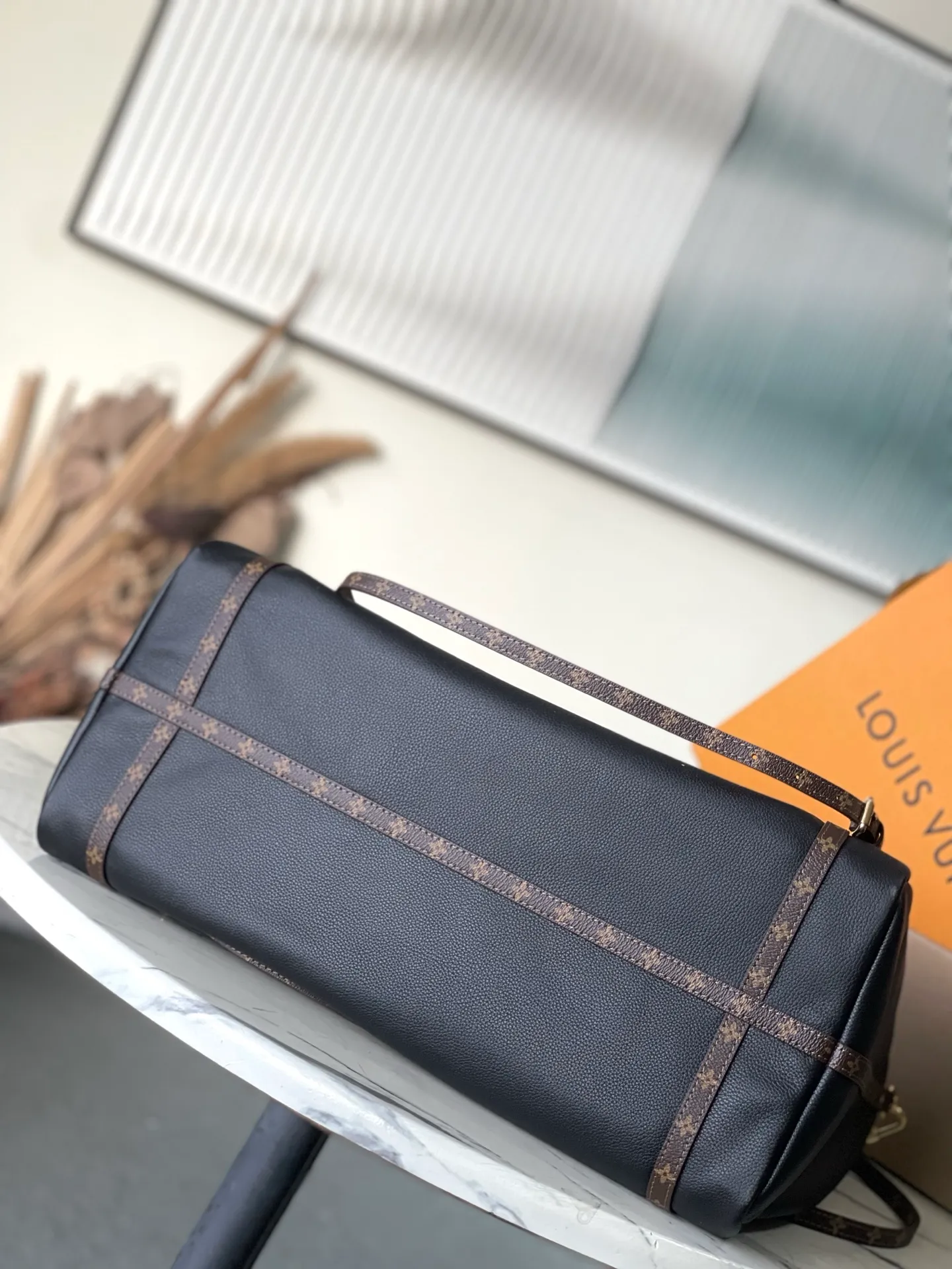 💰1540 (top-grain leather) top original M26037 Express Travel large handbag is made of soft cow leather and Monogram fabric lining to create a soft structure, showing Nicolas Ghesquiere's modern interpretation of the Keepall handbag. Ample space combined with flexible carrying options makes it an ideal choice for urban travelers. Dimensions: 45 × 20 × 27 cm