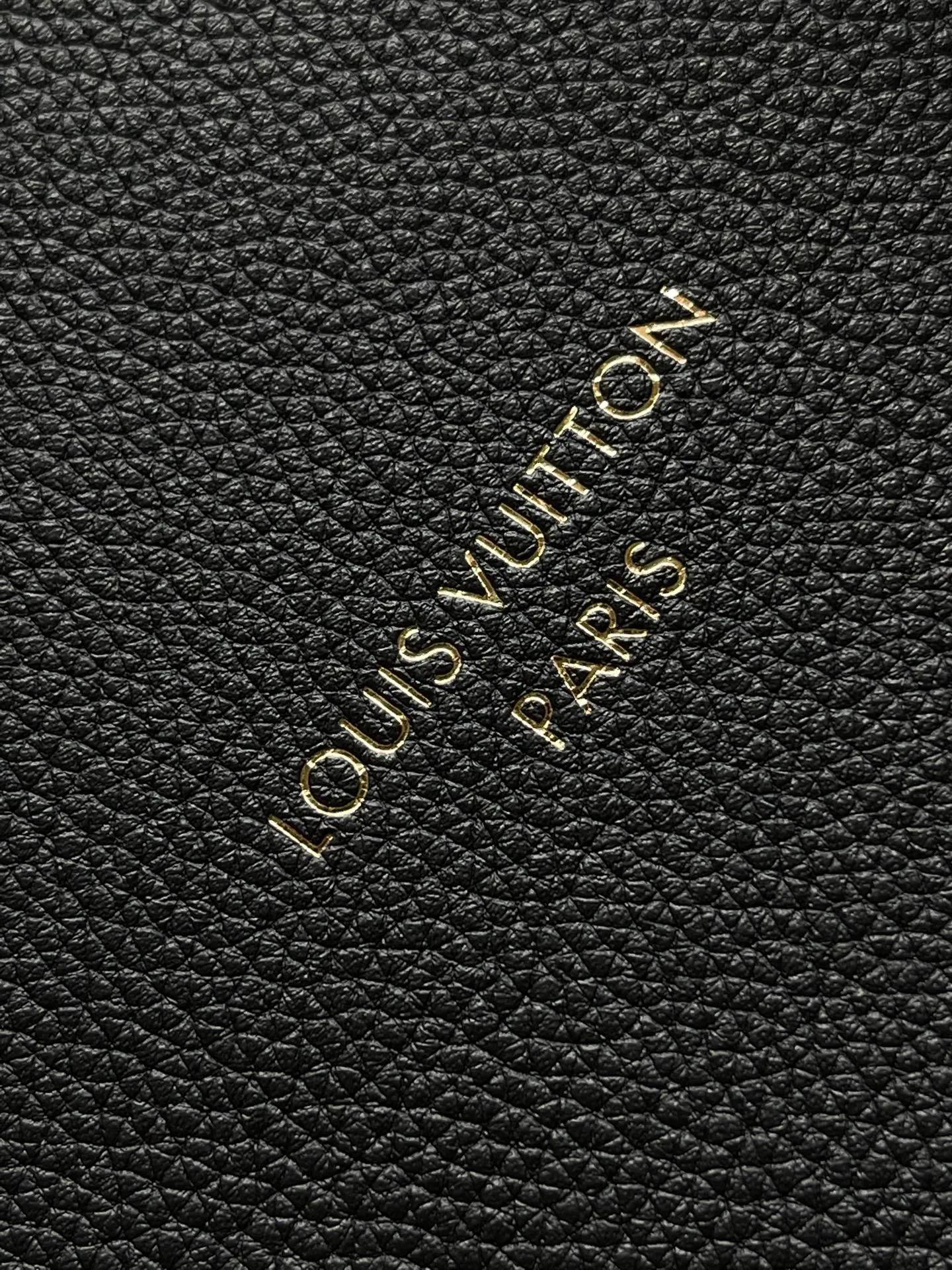 💰1540 (top-grain leather) top original M26037 Express Travel large handbag is made of soft cow leather and Monogram fabric lining to create a soft structure, showing Nicolas Ghesquiere's modern interpretation of the Keepall handbag. Ample space combined with flexible carrying options makes it an ideal choice for urban travelers. Dimensions: 45 × 20 × 27 cm