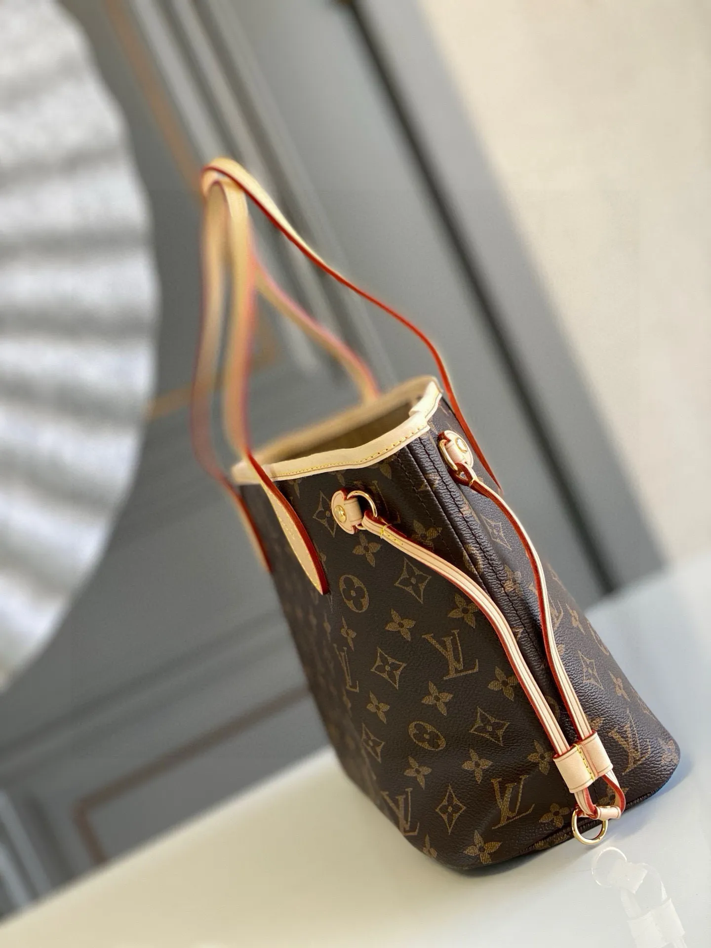 💰780 (Small steel nails) Top original order M41000 Apricot NEVERFULL PM This Neverfull MM handbag combines timeless classic design with traditional details. It is made of Monogram canvas and trimmed with natural cowhide. The interior is extra spacious but not heavy. Tighten the side straps to create a fashionable and charming shape, and loosen them to show a more casual atmosphere. The slim and comfortable handle can be easily slung over the shoulder or carried by arm. Lined in a vibrant color, the bag has a detachable organizer that can be used independently as a clutch or as an extra pocket. 29 cm