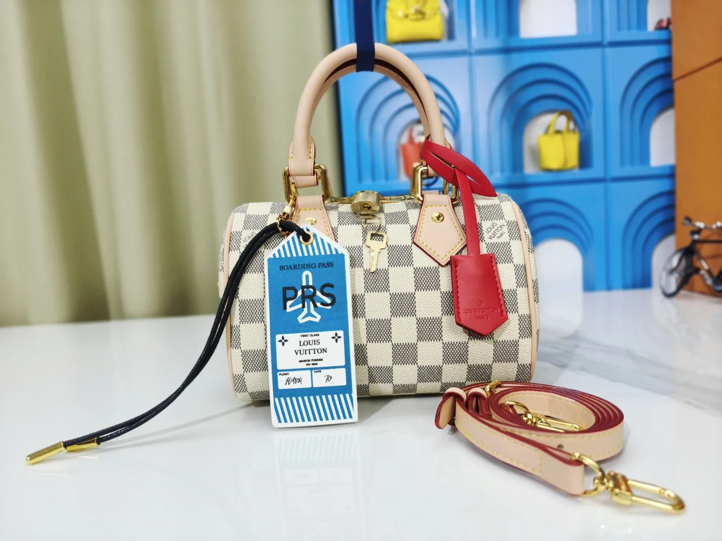 P230💰 M46222.M46234.M45957.M45948Presbyopia This Speedy Bandoulière 20 handbag is made of Monogram canvas, cow leather trim and fabric lining. It continues the classic design of Louis Vuitton Speedy travel bag in a compact size. It is equipped with rolled leather handles and a detachable and adjustable fabric shoulder strap embellished with the brand's logo texture. Detailed features 20.5 x 13.5 x 12 cm (length x height x width)