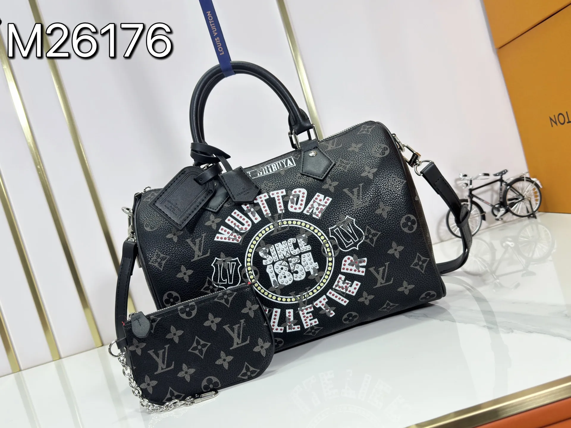 P320 upgraded original M26174 M26175 M26176 M26178 M26180 M24424 LV Speedy 30 Graffiti Pillow Bag Travel Bag Logo-level eye-catching texture and elegant temperament, casual and versatile, which is also the main reason why I bought it. With the soft and tender lambskin material, in short, it can handle various styles of commuting and leisure bags, and it is not a loss. Dimensions: 30×21x17
