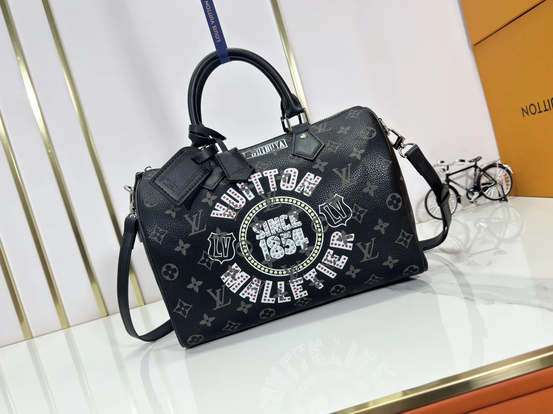 P320 upgraded original M26174 M26175 M26176 M26178 M26180 M24424 LV Speedy 30 Graffiti Pillow Bag Travel Bag Logo-level eye-catching texture and elegant temperament, casual and versatile, which is also the main reason why I bought it. With the soft and tender lambskin material, in short, it can handle various styles of commuting and leisure bags, and it is not a loss. Dimensions: 30×21x17