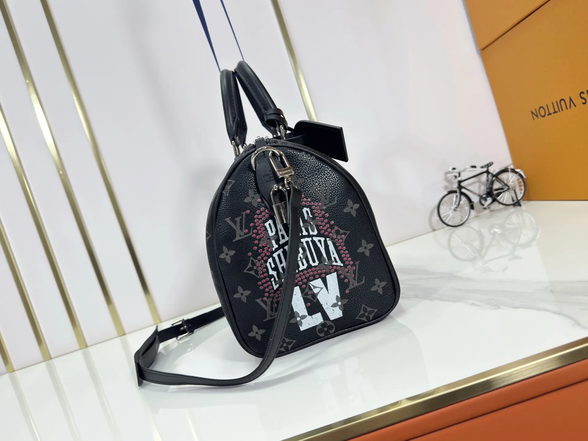 P320 upgraded original M26174 M26175 M26176 M26178 M26180 M24424 LV Speedy 30 Graffiti Pillow Bag Travel Bag Logo-level eye-catching texture and elegant temperament, casual and versatile, which is also the main reason why I bought it. With the soft and tender lambskin material, in short, it can handle various styles of commuting and leisure bags, and it is not a loss. Dimensions: 30×21x17