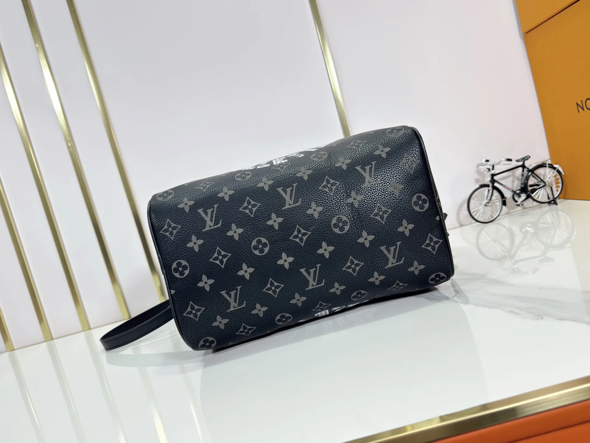 P320 upgraded original M26174 M26175 M26176 M26178 M26180 M24424 LV Speedy 30 Graffiti Pillow Bag Travel Bag Logo-level eye-catching texture and elegant temperament, casual and versatile, which is also the main reason why I bought it. With the soft and tender lambskin material, in short, it can handle various styles of commuting and leisure bags, and it is not a loss. Dimensions: 30×21x17