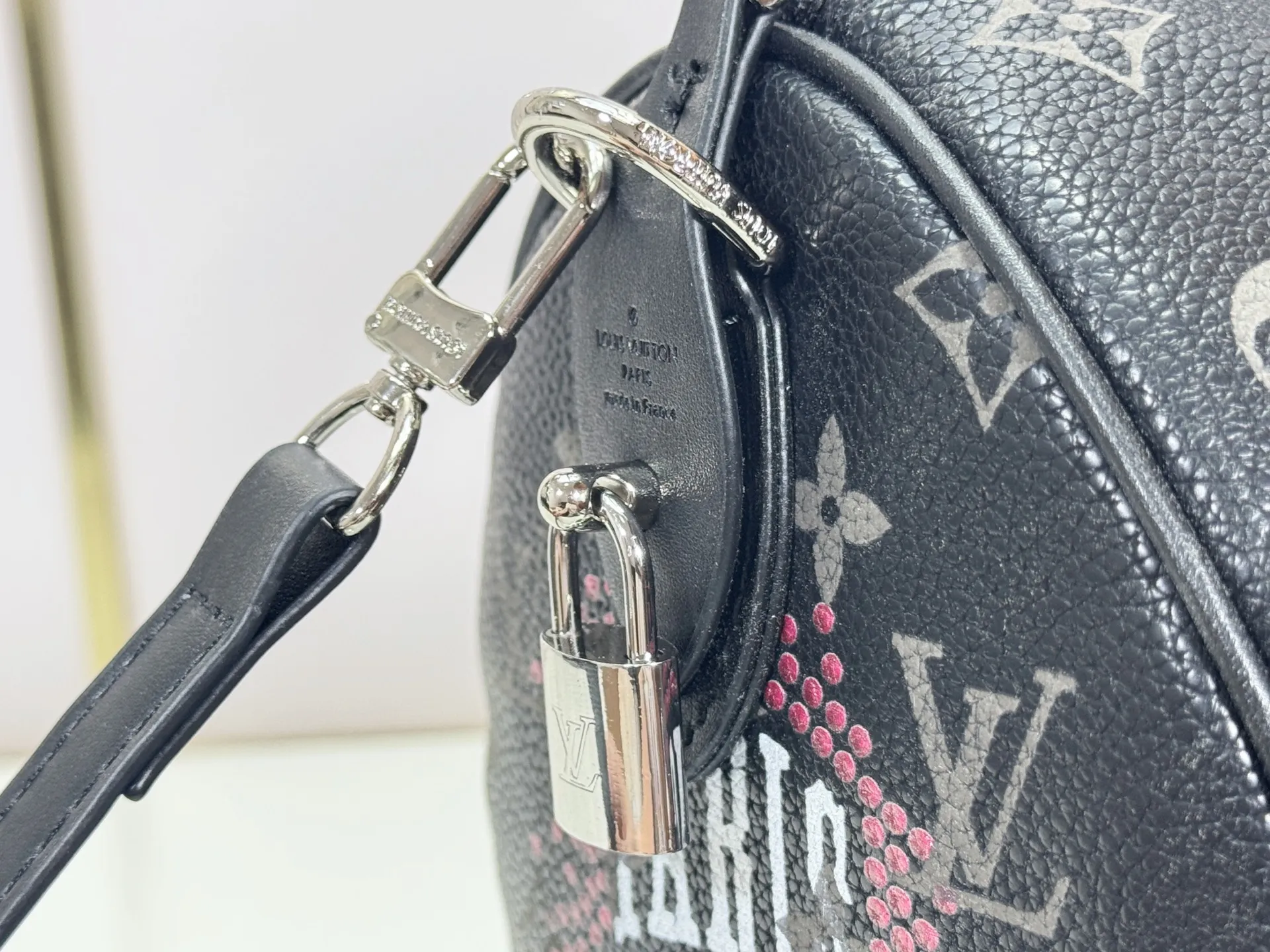 P320 upgraded original M26174 M26175 M26176 M26178 M26180 M24424 LV Speedy 30 Graffiti Pillow Bag Travel Bag Logo-level eye-catching texture and elegant temperament, casual and versatile, which is also the main reason why I bought it. With the soft and tender lambskin material, in short, it can handle various styles of commuting and leisure bags, and it is not a loss. Dimensions: 30×21x17