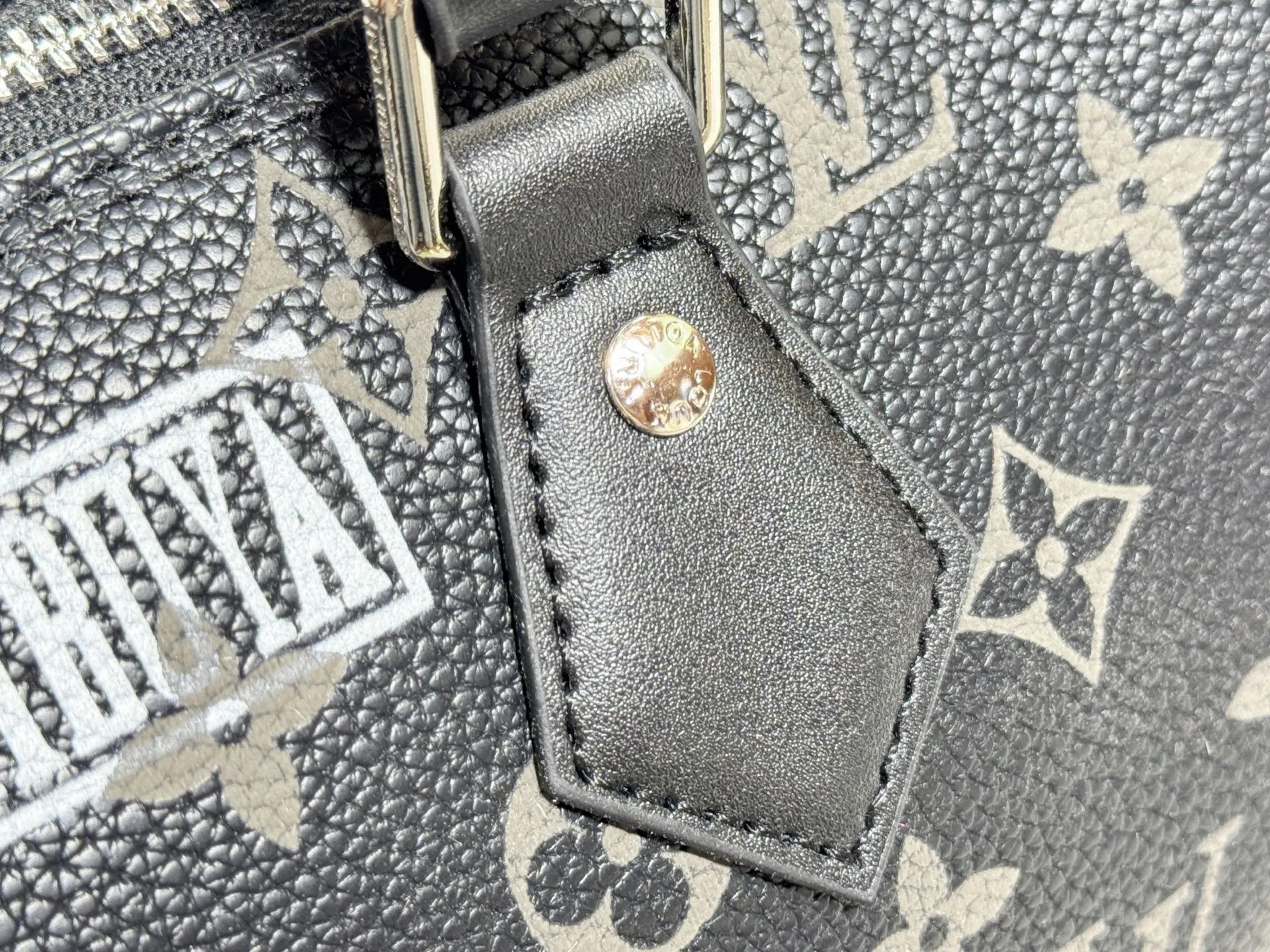 P320 upgraded original M26174 M26175 M26176 M26178 M26180 M24424 LV Speedy 30 Graffiti Pillow Bag Travel Bag Logo-level eye-catching texture and elegant temperament, casual and versatile, which is also the main reason why I bought it. With the soft and tender lambskin material, in short, it can handle various styles of commuting and leisure bags, and it is not a loss. Dimensions: 30×21x17