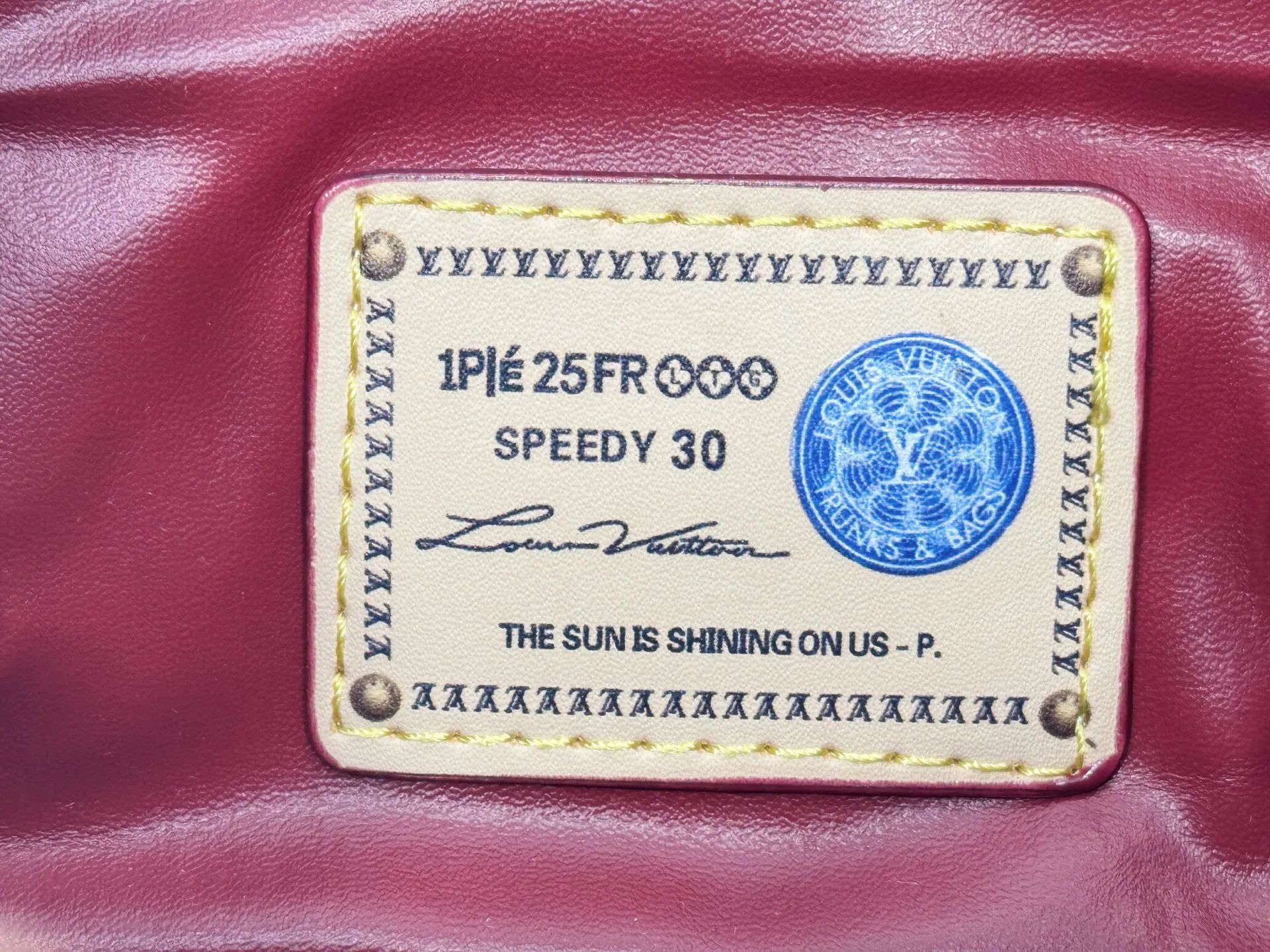 P320 upgraded original M26174 M26175 M26176 M26178 M26180 M24424 LV Speedy 30 Graffiti Pillow Bag Travel Bag Logo-level eye-catching texture and elegant temperament, casual and versatile, which is also the main reason why I bought it. With the soft and tender lambskin material, in short, it can handle various styles of commuting and leisure bags, and it is not a loss. Dimensions: 30×21x17