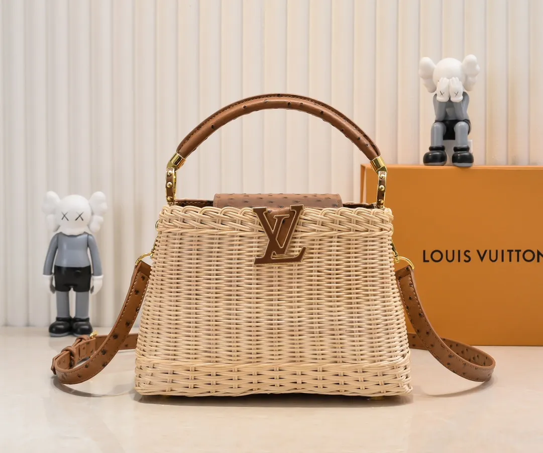The upgraded version of P680 M11618 ostrich pattern Capucines BB handbag has a unique rattan weaving structure, paying tribute to the Louis Vuitton picnic box design that came out in 1892. The cow leather shapes the top handle and flap, the LV letters reveal a metallic texture, and the detachable and adjustable leather shoulder strap makes it easy to carry on the shoulder. The gift box packaging provided with this product may be reasonably adjusted depending on the stock situation, and may be different from the packaging style displayed on this product page. Please refer to the actual gift box packaging style received for details. Size:27×17.3×9cm