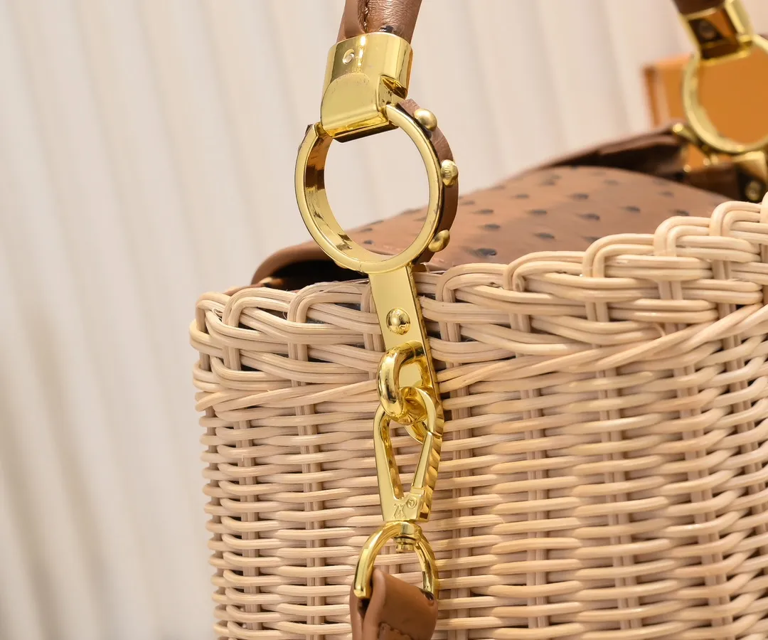The upgraded version of P680 M11618 ostrich pattern Capucines BB handbag has a unique rattan weaving structure, paying tribute to the Louis Vuitton picnic box design that came out in 1892. The cow leather shapes the top handle and flap, the LV letters reveal a metallic texture, and the detachable and adjustable leather shoulder strap makes it easy to carry on the shoulder. The gift box packaging provided with this product may be reasonably adjusted depending on the stock situation, and may be different from the packaging style displayed on this product page. Please refer to the actual gift box packaging style received for details. Size:27×17.3×9cm
