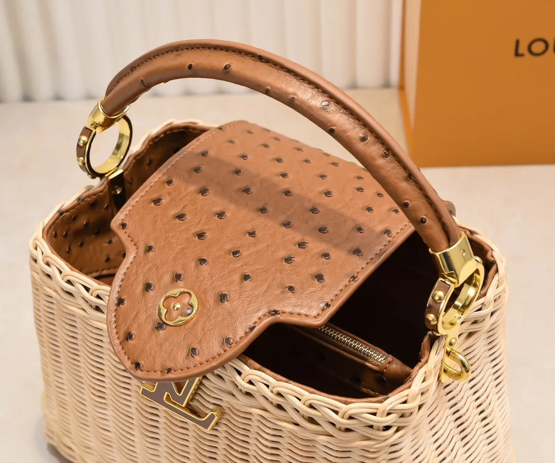 The upgraded version of P680 M11618 ostrich pattern Capucines BB handbag has a unique rattan weaving structure, paying tribute to the Louis Vuitton picnic box design that came out in 1892. The cow leather shapes the top handle and flap, the LV letters reveal a metallic texture, and the detachable and adjustable leather shoulder strap makes it easy to carry on the shoulder. The gift box packaging provided with this product may be reasonably adjusted depending on the stock situation, and may be different from the packaging style displayed on this product page. Please refer to the actual gift box packaging style received for details. Size:27×17.3×9cm