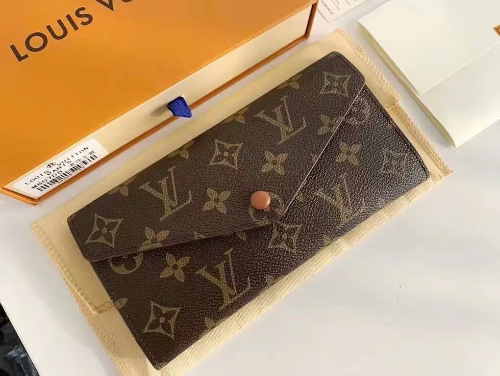 The P110Josephine Wallet is inspired by Louis Vuitton's first wallet. It is made of soft Monogram canvas and lined with brightly colored lining, giving the brand's classic design a unique and stylish beauty. The long, flat shape makes it easy to slip into any pocket or handbag. Model: M60708 Size: 19/10.