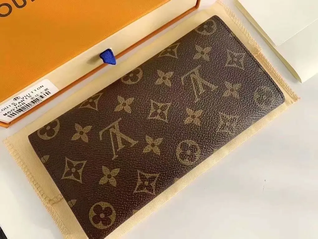 The P110Josephine Wallet is inspired by Louis Vuitton's first wallet. It is made of soft Monogram canvas and lined with brightly colored lining, giving the brand's classic design a unique and stylish beauty. The long, flat shape makes it easy to slip into any pocket or handbag. Model: M60708 Size: 19/10.