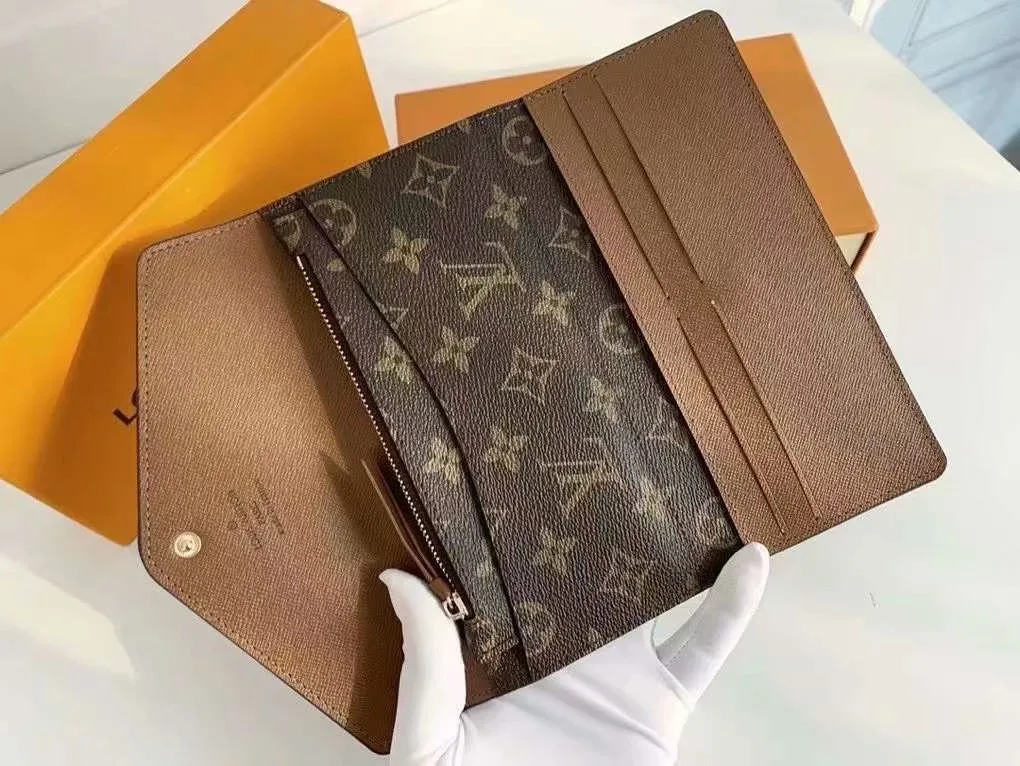 The P110Josephine Wallet is inspired by Louis Vuitton's first wallet. It is made of soft Monogram canvas and lined with brightly colored lining, giving the brand's classic design a unique and stylish beauty. The long, flat shape makes it easy to slip into any pocket or handbag. Model: M60708 Size: 19/10.